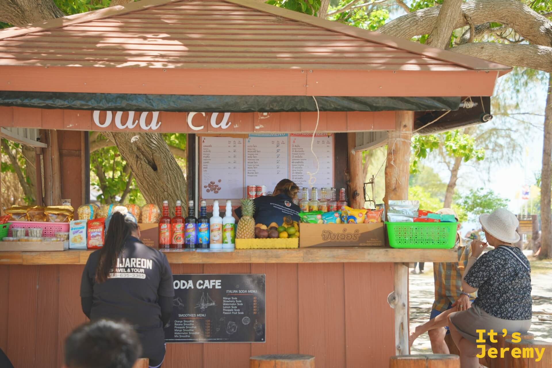 島上唯一的小賣店 Soda Cafe，賣飲料、水果和零食