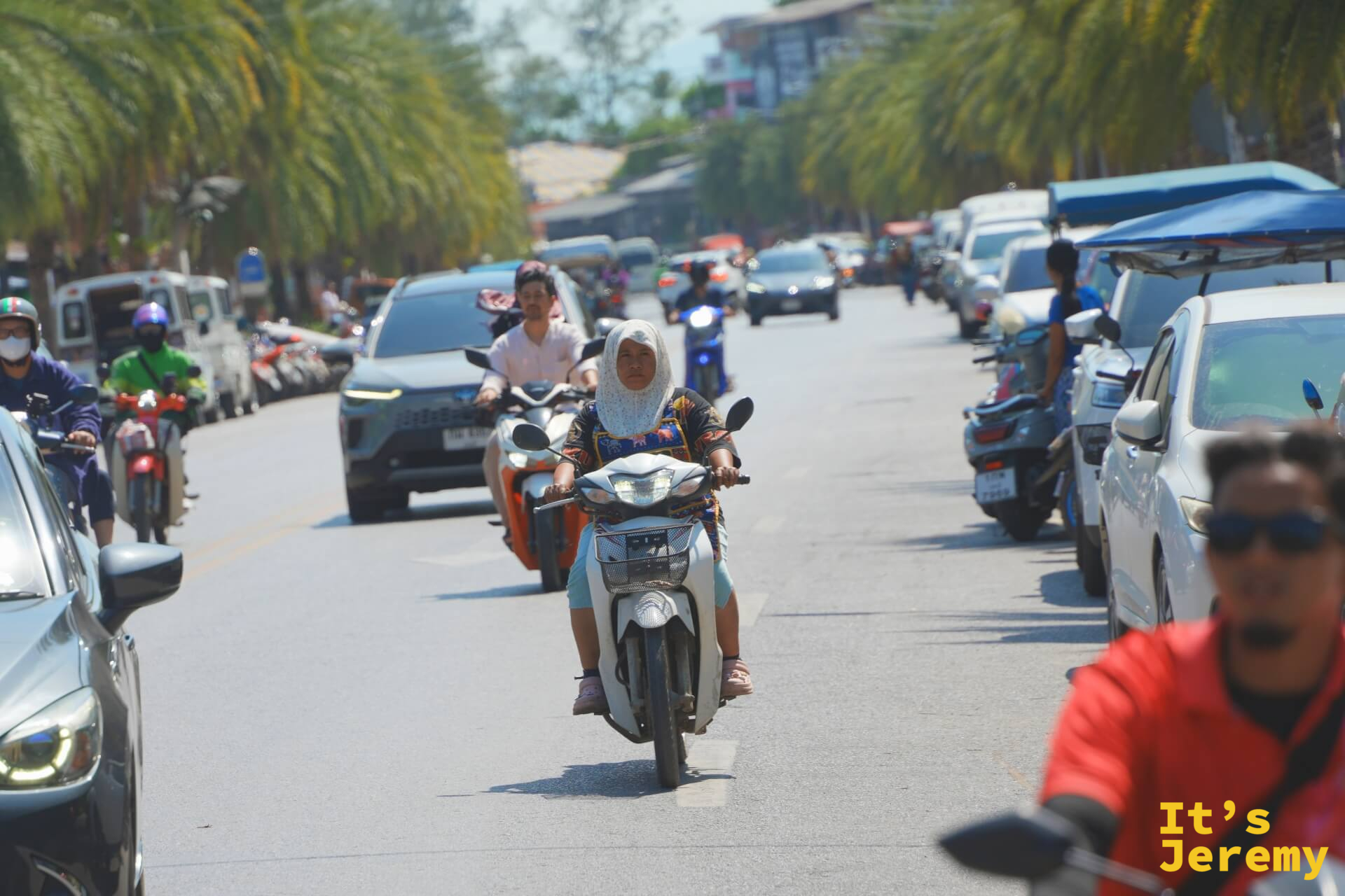 雙條車行進中，窗外是喀比郊區街道，路旁是一般住宅與小店