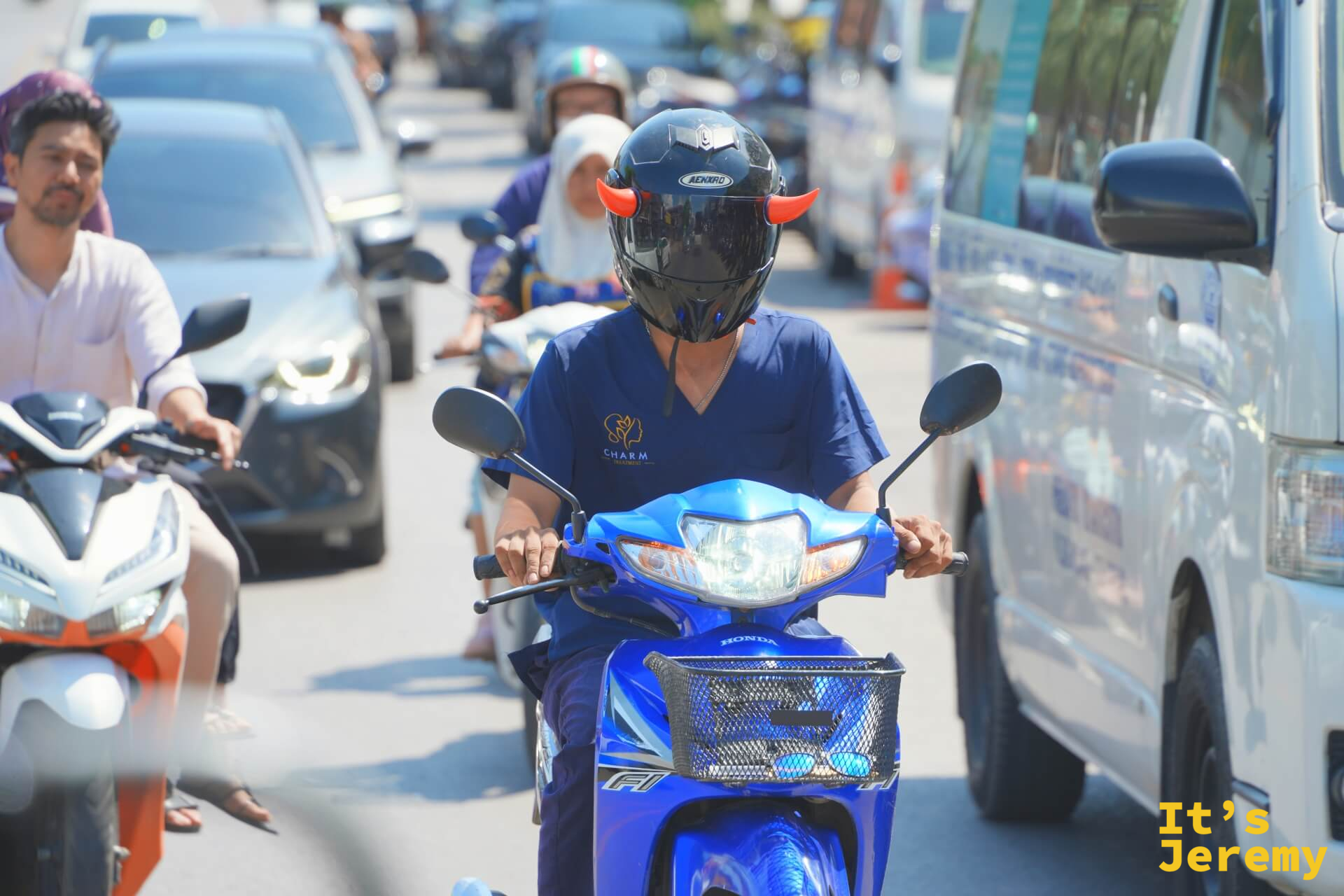 雙條車繼續往飯店方向開，窗外的喀比郊區街景一幕一幕掠過