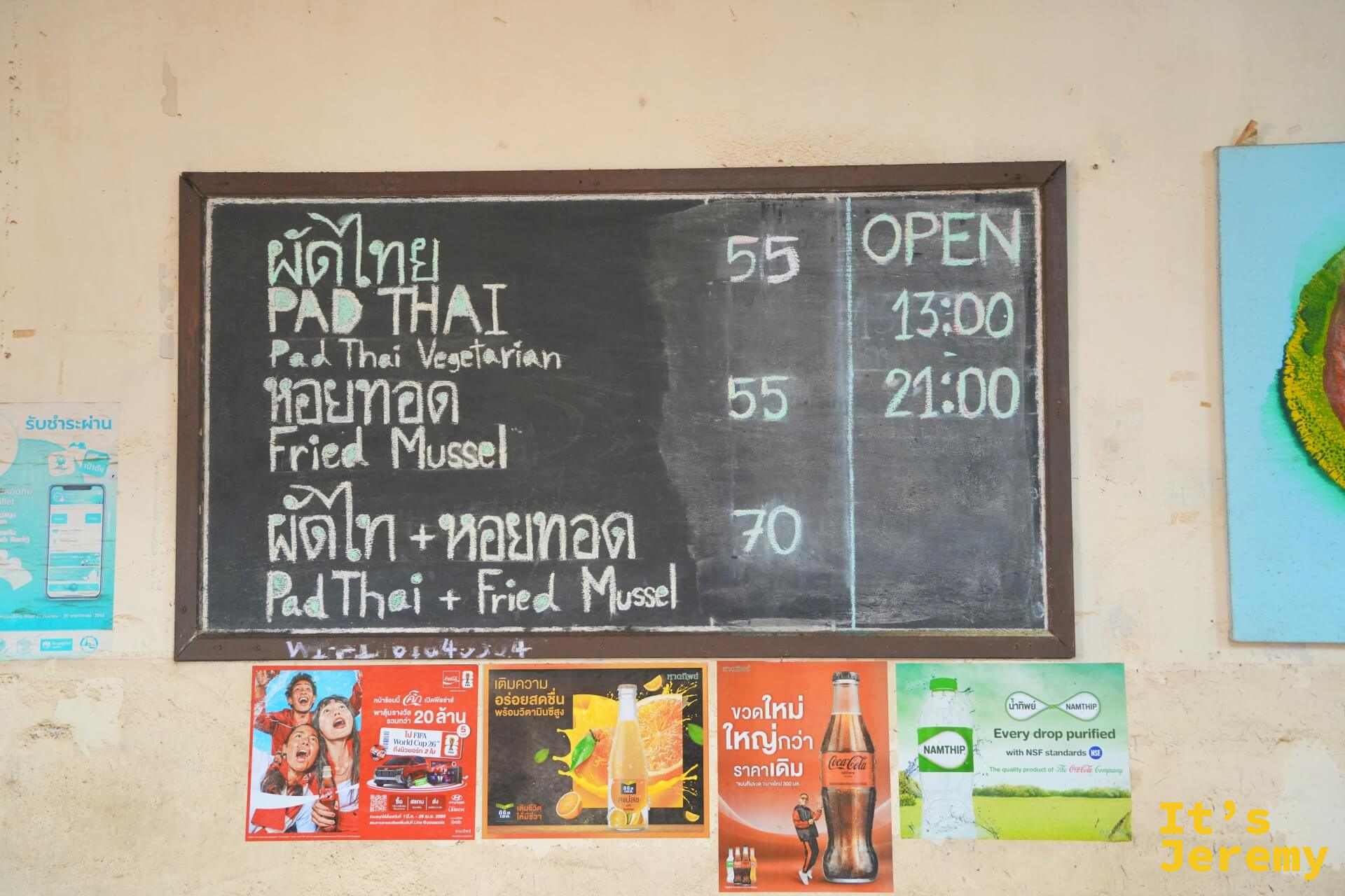 店家黑板菜單：Pad Thai 55 銖、Fried Mussel 55 銖、兩者合點 70 銖，右側寫著 OPEN 13:00–21:00