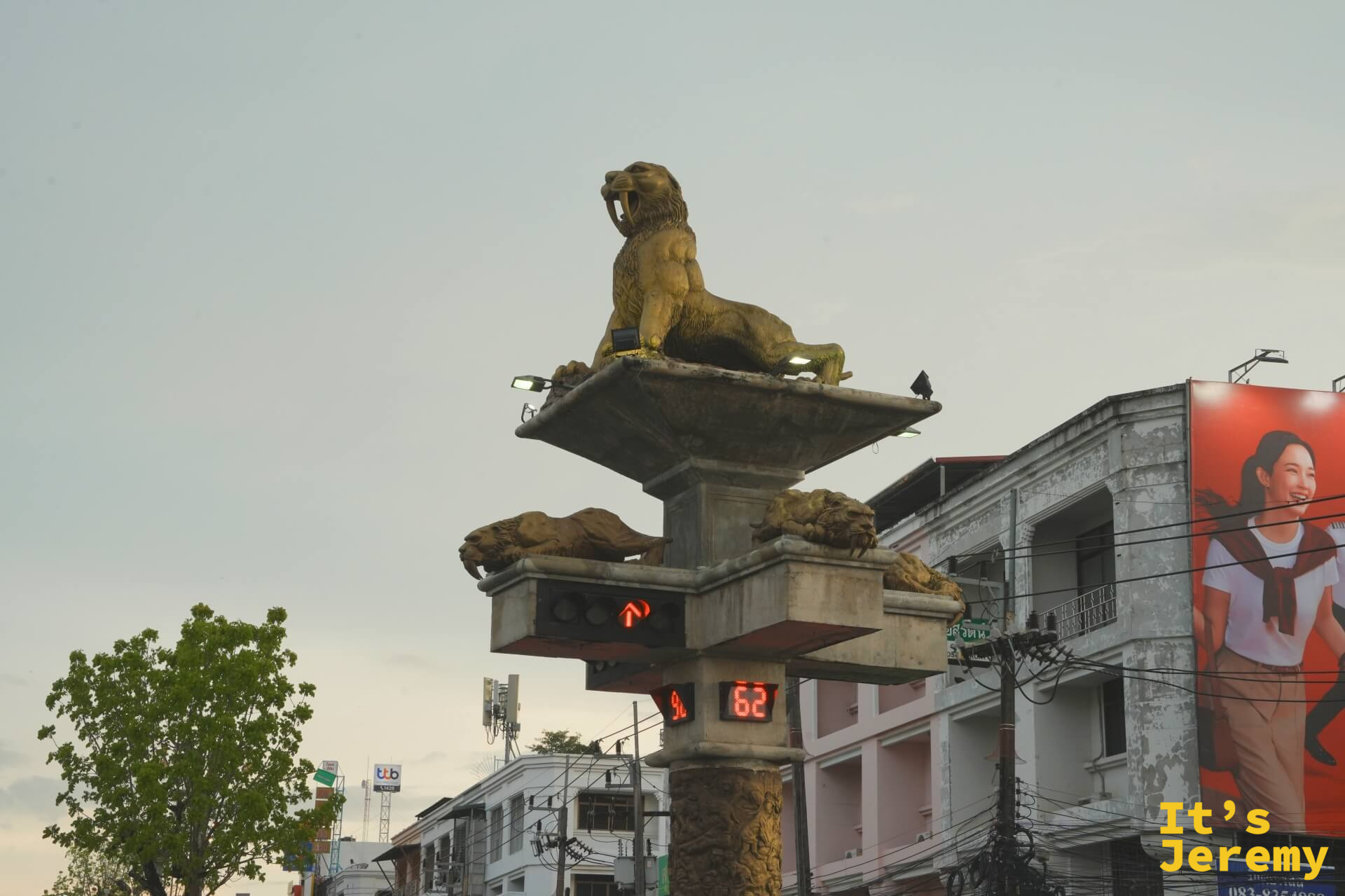 金獅路口另一角度，傍晚打燈後金屬雕塑的質感更明顯
