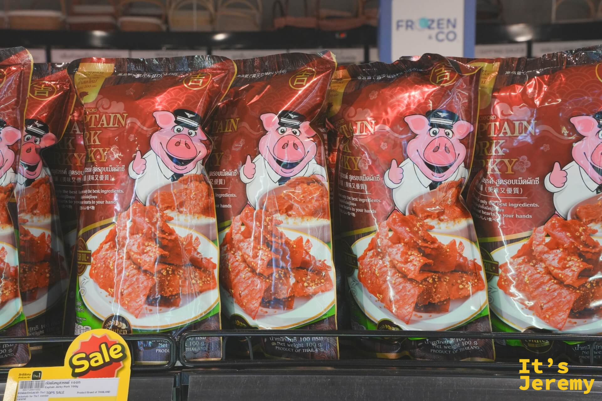Tops 超市貨架上的泰國豬肉乾 Captain Pork,標示 Sale 特價