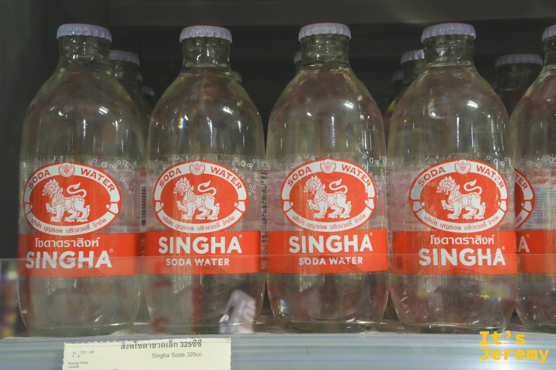 Tops 超市飲料區,一排 Singha Soda Water 玻璃瓶整齊陳列
