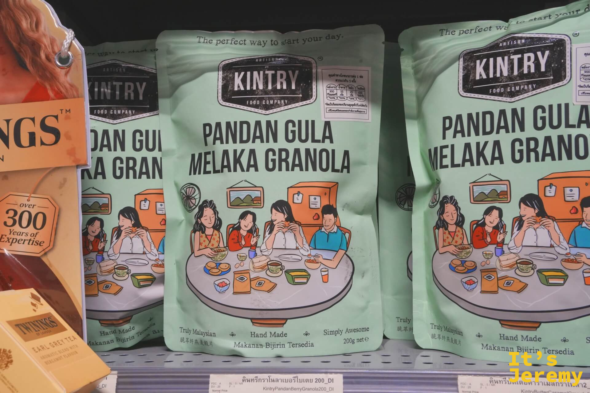 Tops 超市貨架上的 Kintry Pandan Gula Melaka Granola,薄荷綠包裝,插畫風設計