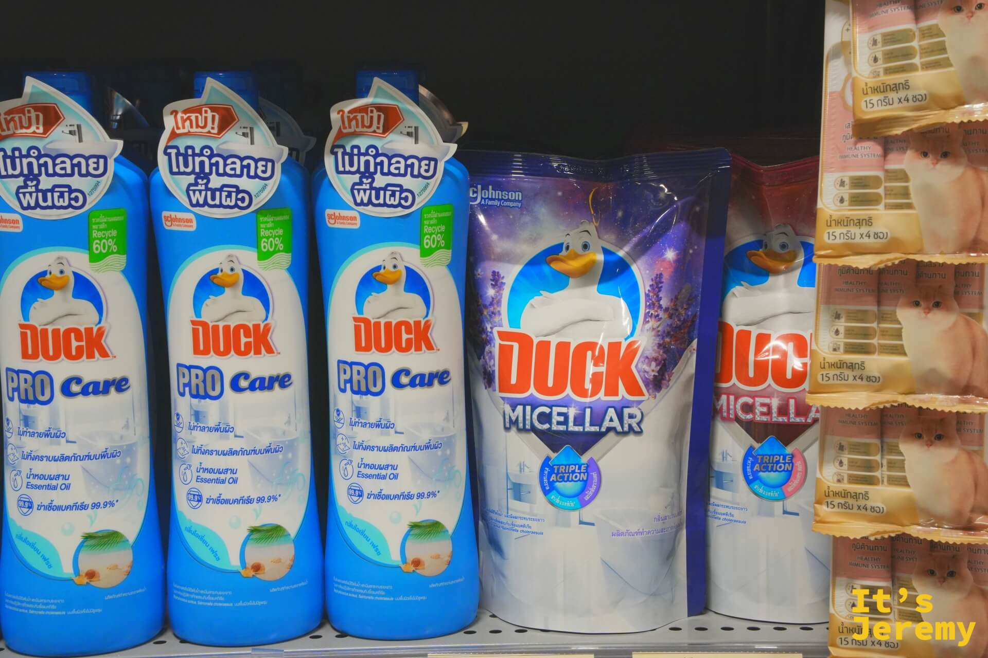 Tops 超市貨架上的 Duck Pro Care 馬桶清潔劑與 Duck Micellar 系列整排陳列