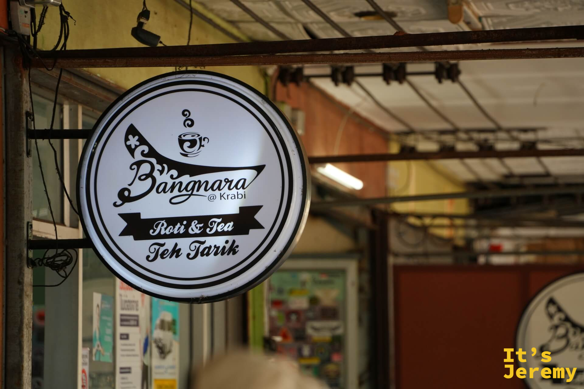 BangNara @ Krabi 招牌，圓形燈箱寫著「Roti & Tea, Teh Tarik」