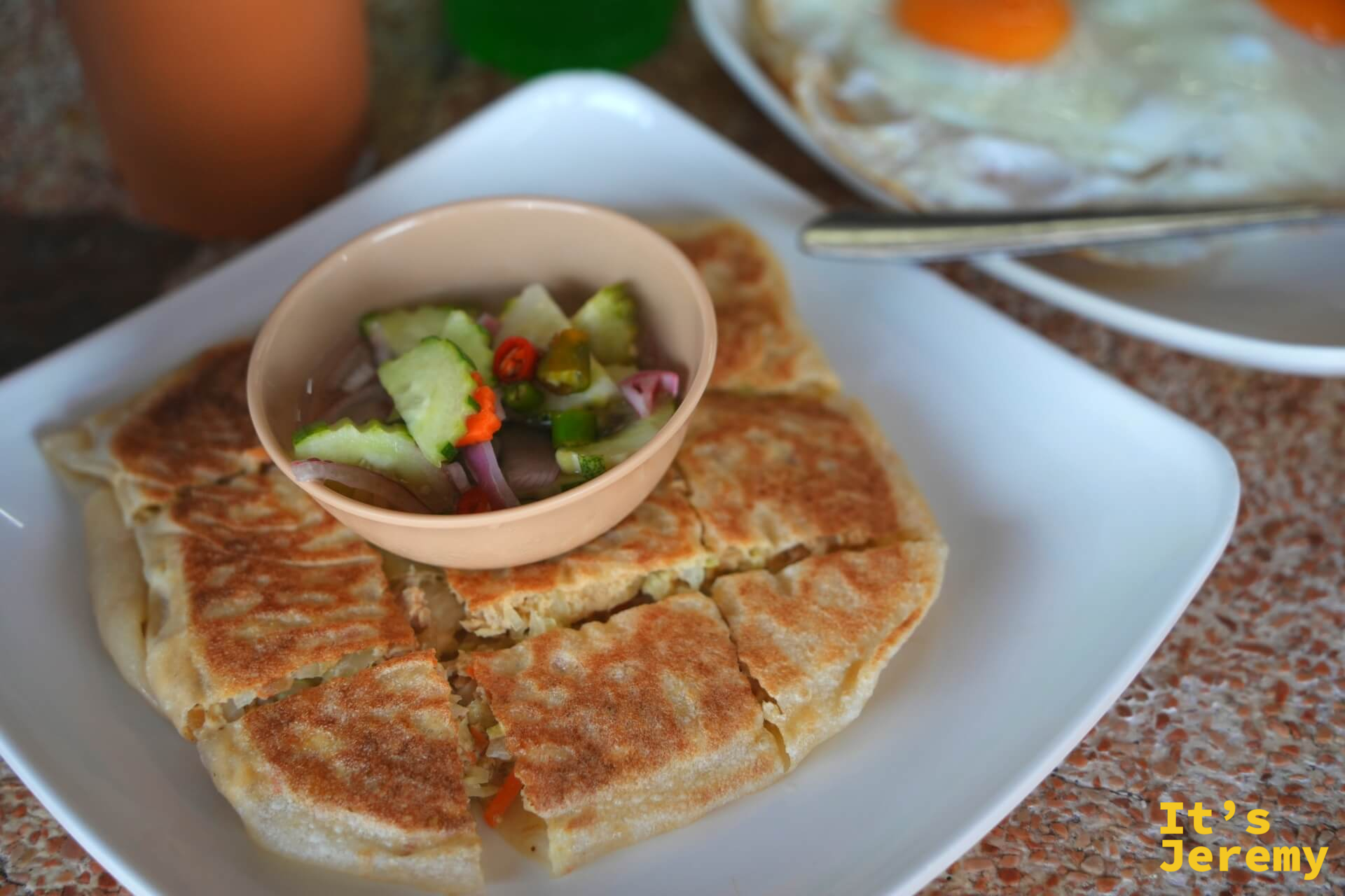 原味 Roti 搭阿查醃菜，黃瓜、洋蔥、辣椒的酸甜是解膩的關鍵