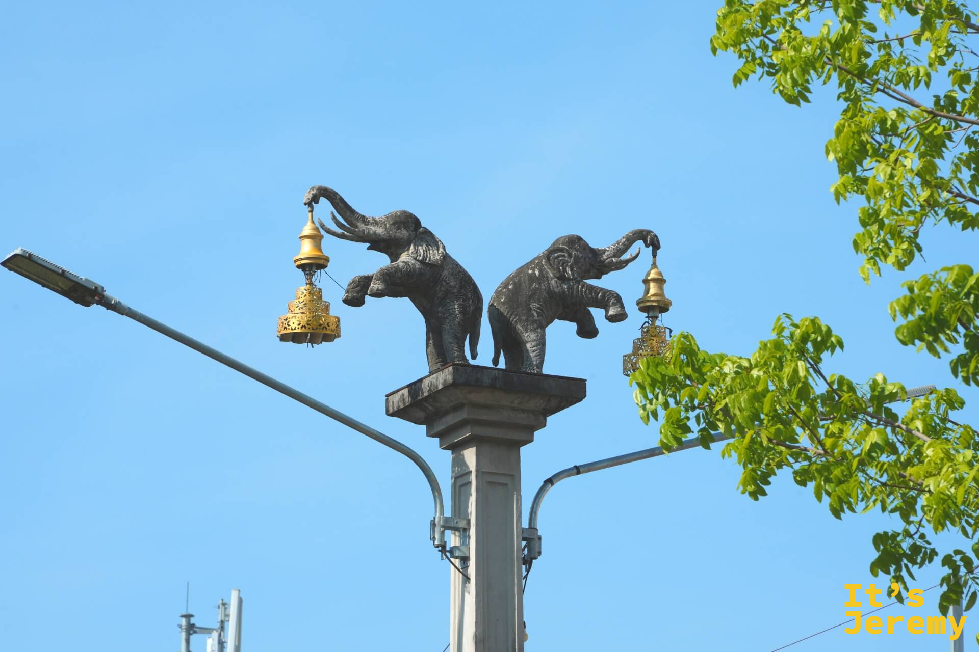 喀比市區路燈,兩頭黑色大象背對而立,各以象鼻托著一只金色燈籠