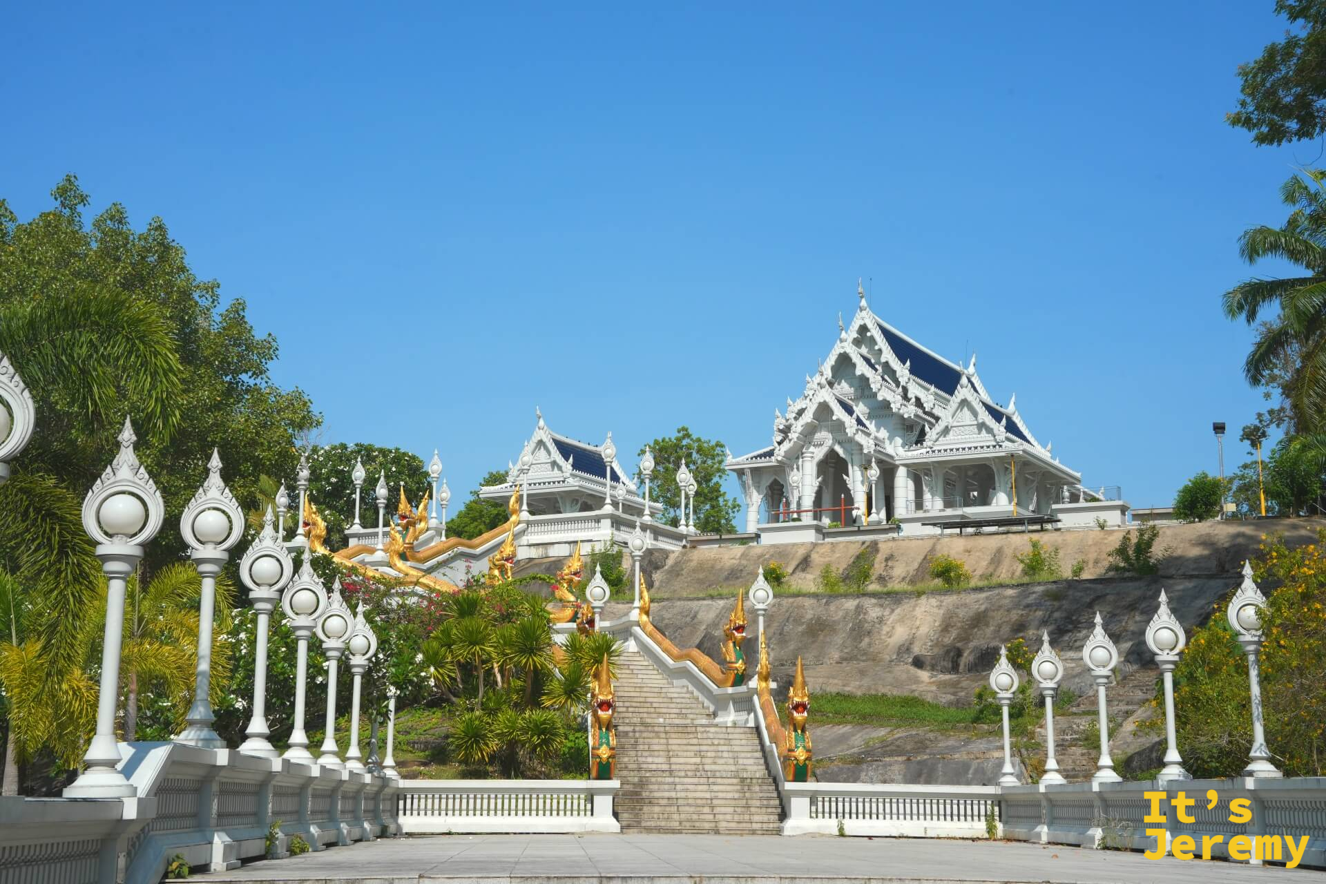 喀比 Wat Kaew Korawaram 白色大殿遠景,大殿建於花崗岩丘上,階梯與白色路燈列於兩側