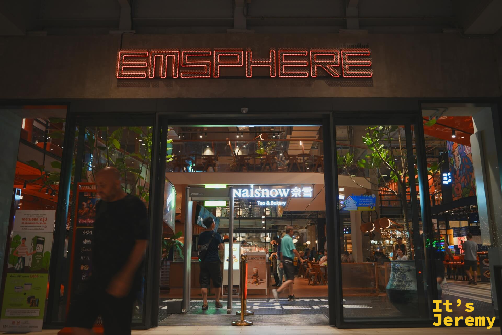Emsphere 夜晚入口,霓虹 EMSPHERE 大字打亮,門口旁 Naisnow 奈雪奶茶品牌可見