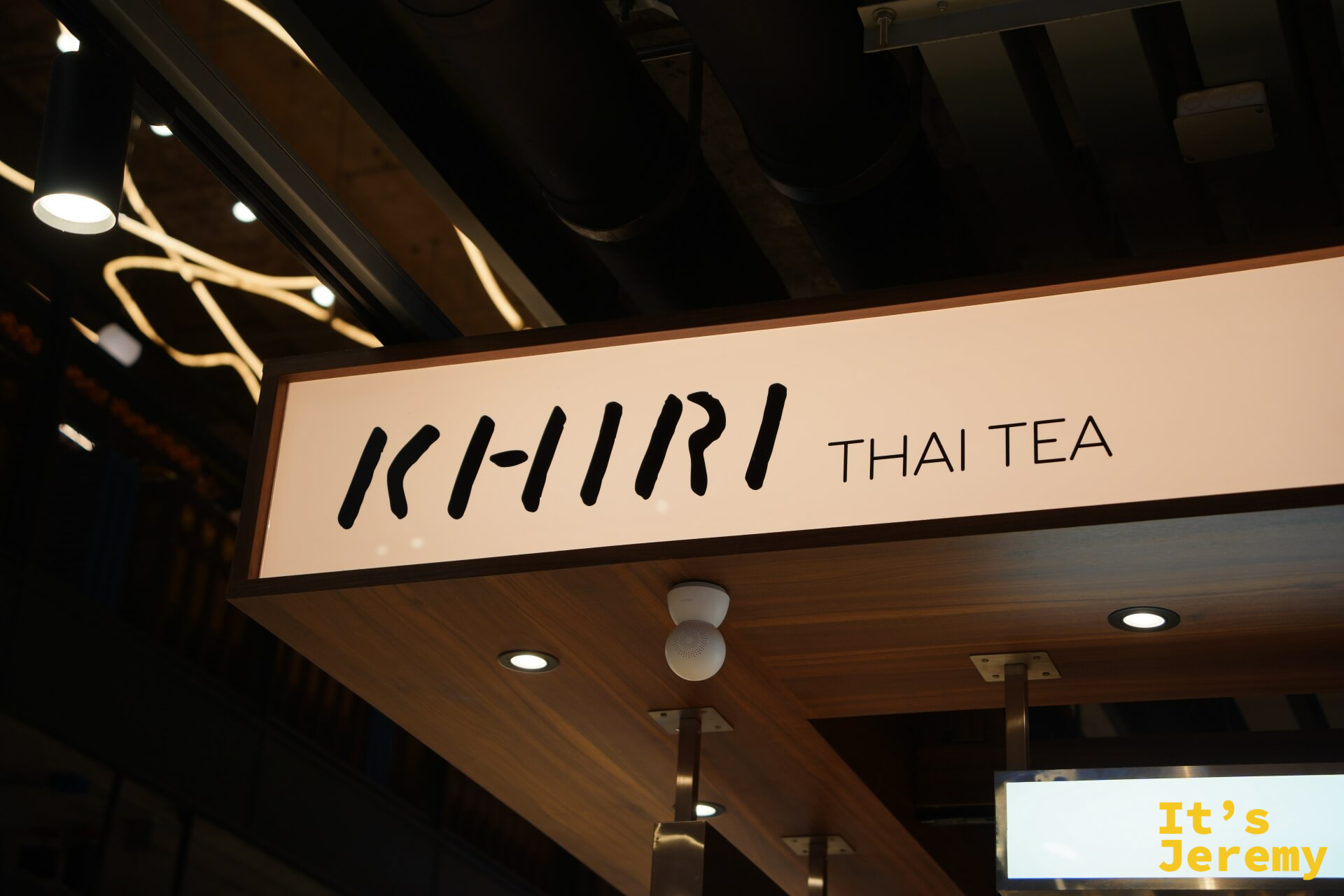 KHIRI Thai Tea 招牌，白底黑字木框，設計感十足