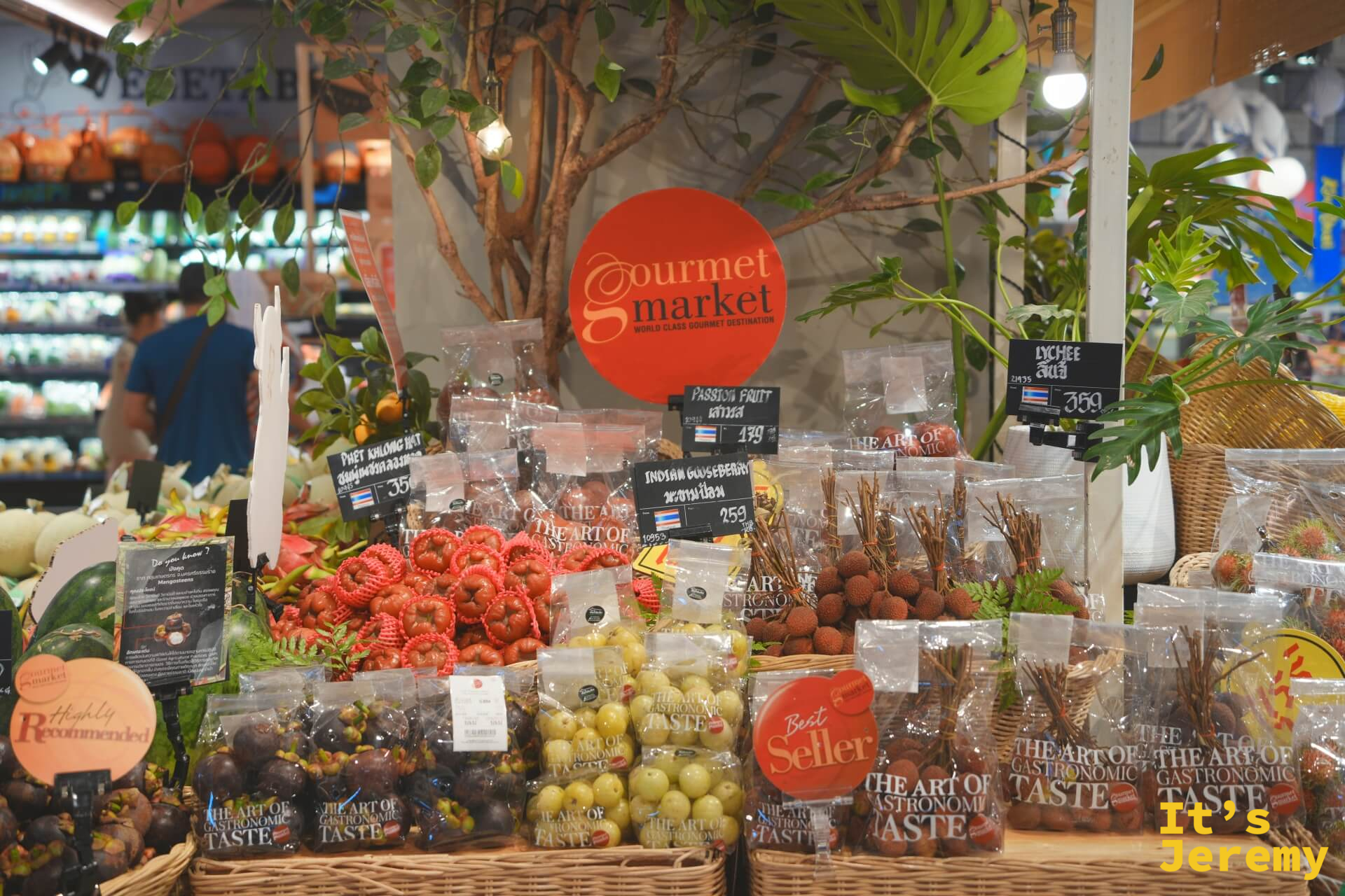 Gourmet Market 水果區,各式水果裝在竹籃,山竹、荔枝等熱帶水果齊聚,標示繁體字說明卡