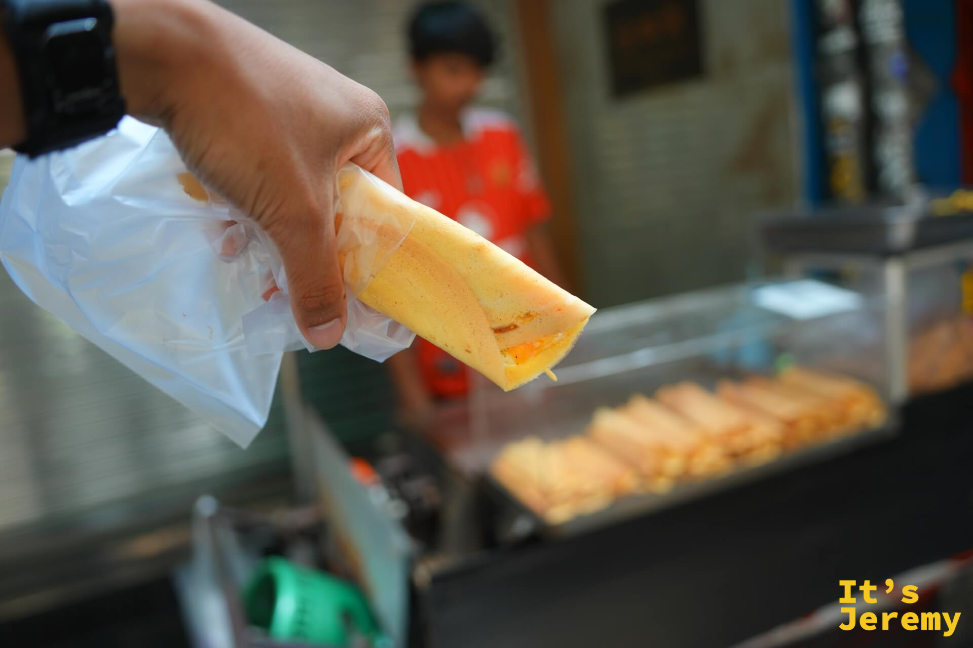 路邊點心到手,用薄麵皮包起來現烤的曼谷街頭小食,不知道叫什麼,但買了就對了