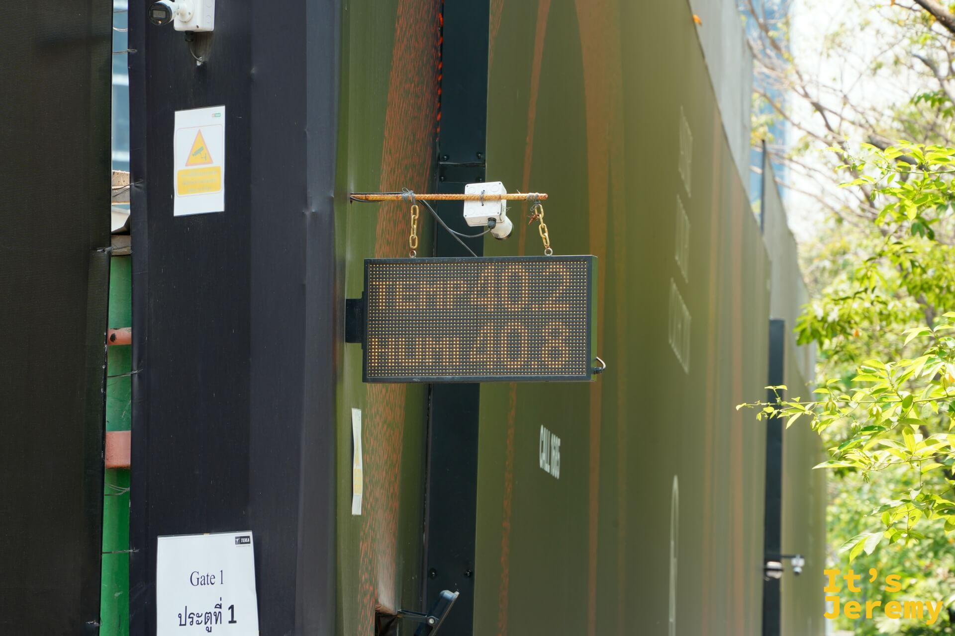 戶外 LED 顯示板清楚顯示今日氣溫:40°C。這個數字在曼谷街頭出現的時候,腳步會不由自主地放慢一下
