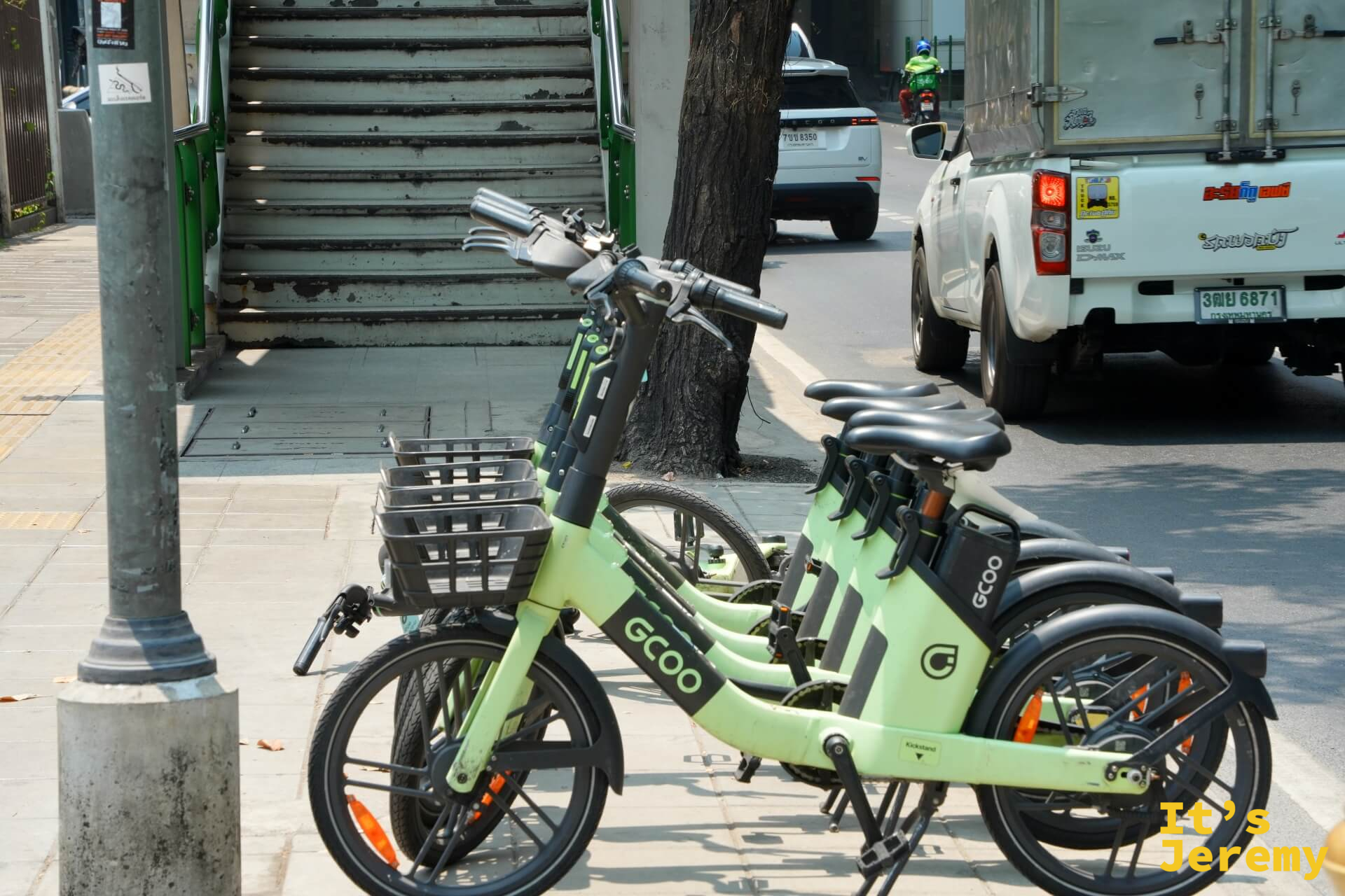 GCOO 品牌共享電動自行車整排停靠在路旁充電樁旁,在這個溫度下,騎車出門需要相當的勇氣