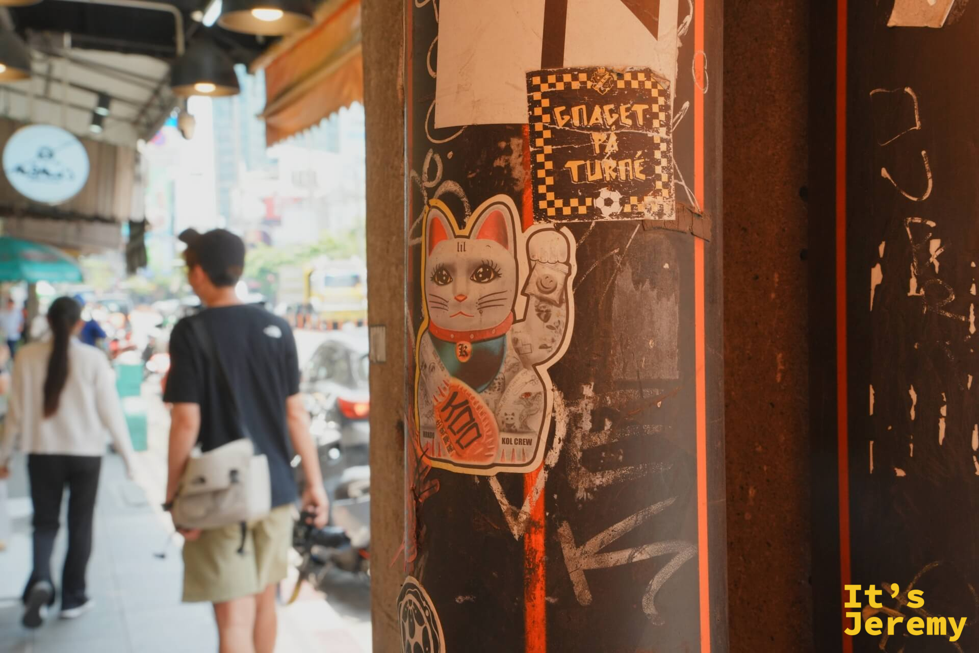 另一根燈柱上貼著招財貓的街頭貼紙,手舉得高高的,在日系文化濃厚的 Thonglor 出現一點不意外