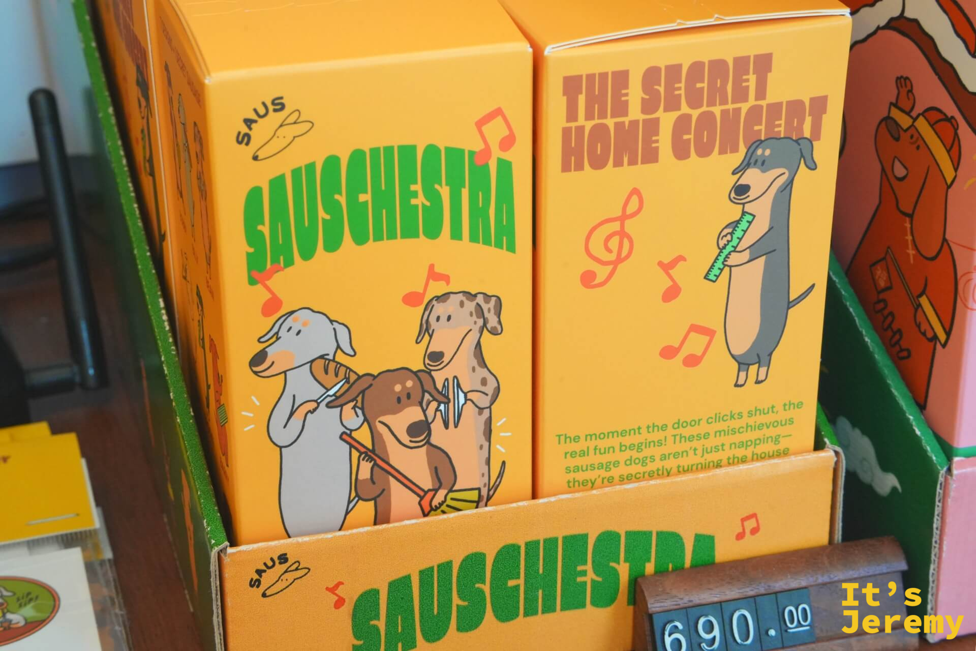 SAUSCHESTRA 和 Bobby and Friends 舞獅系列盲盒，兩款同時陳列在收銀台旁