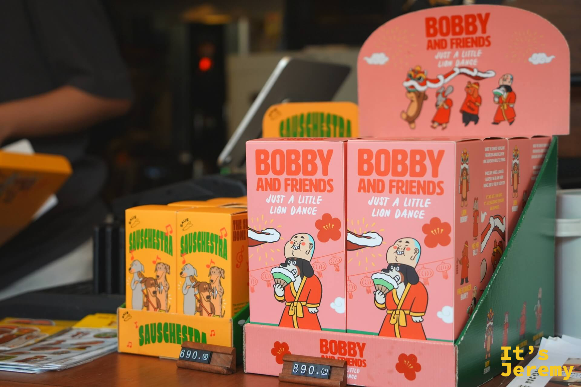 Bobby and Friends 舞獅限定版（890 THB）與 Sauschestra（690 THB）陳列在櫃台，是目前最熱門的兩款盲盒