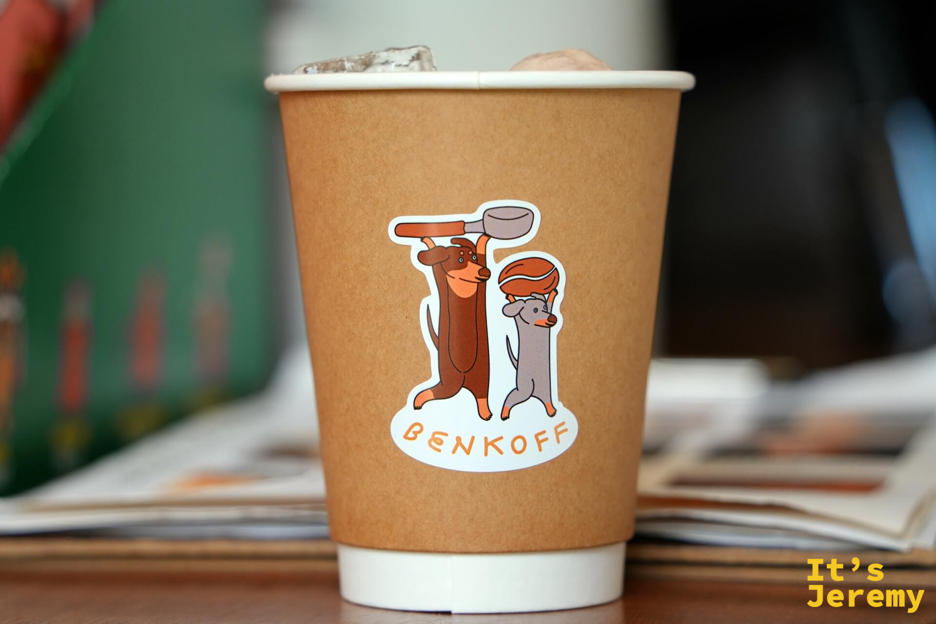 BENKOFF 的外帶咖啡杯，Bobby 插畫直接印在杯身上，拿在手裡就很有存在感