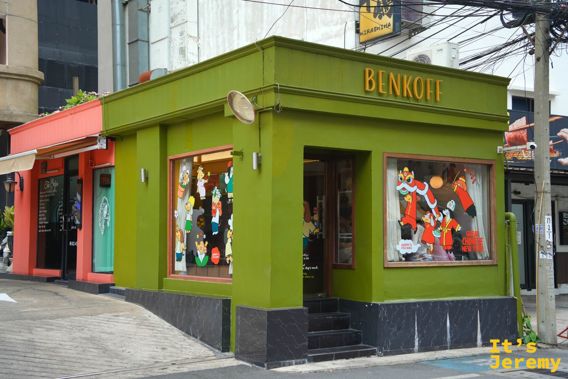 BENKOFF 橄欖綠外牆立面,Bobby 的圖案出現在門板和玻璃上,整個門面識別度很高