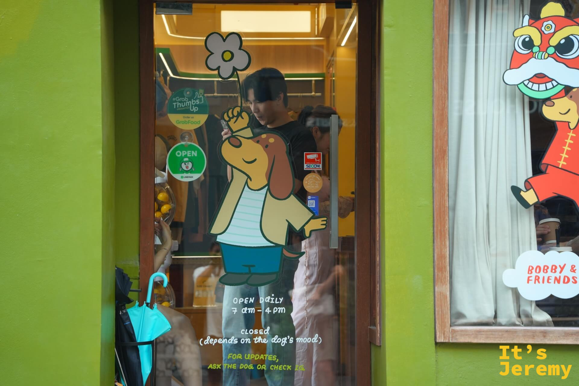 BENKOFF 入口玻璃門，門上寫著「OPEN DAILY 7am–4pm / CLOSED depends on the dog