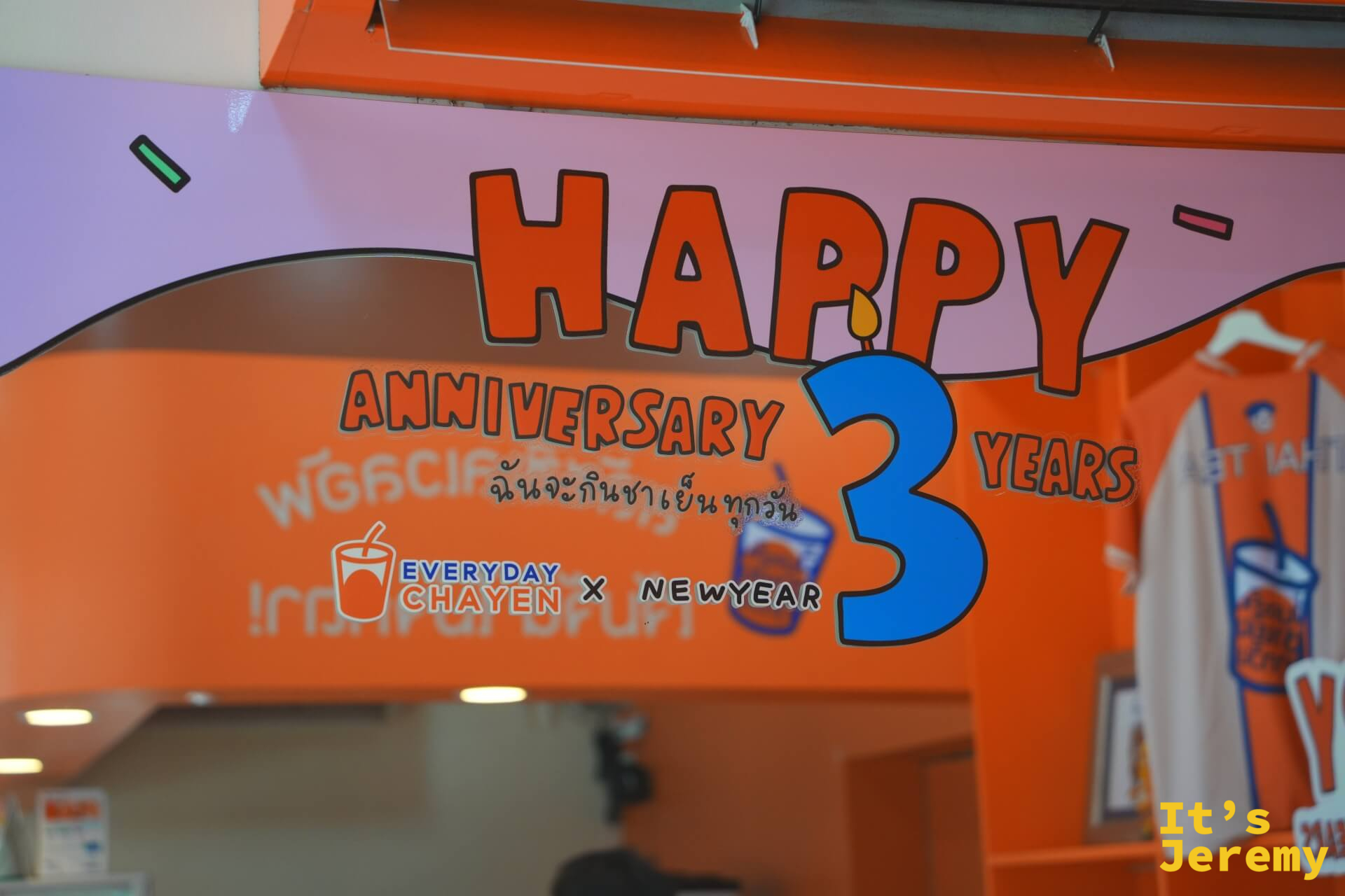 鏡面拍攝的三週年活動貼紙全景,標示「Everyday Chayen x Newyear」聯名企劃