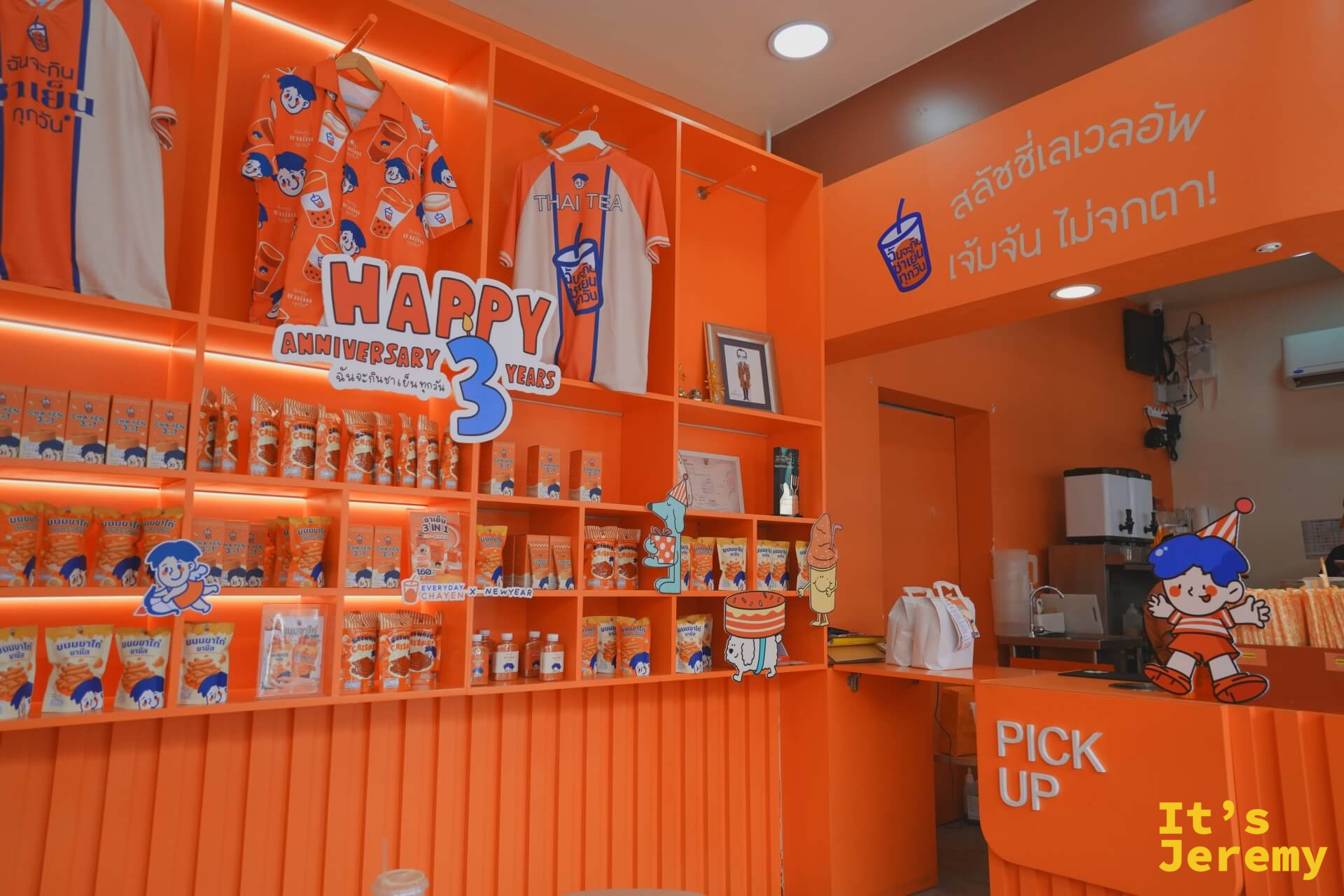 品牌展示架與 Pick Up 吧台的整體視角,牆上文字「สลัชซี่เลเวลอัพ เจ๋มจัน ไม่จกตา!」標示slushie選項
