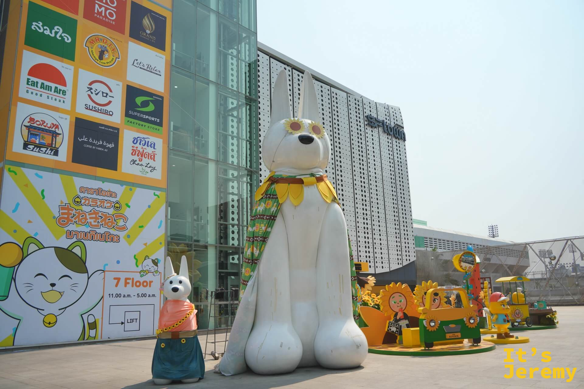 MBK Center 門口的大型白色兔子雕塑,是「Summer Sunniva」夏日活動的裝置,在這個熱度裡看到一隻白兔站在馬路旁邊,有一種超現實的違和感