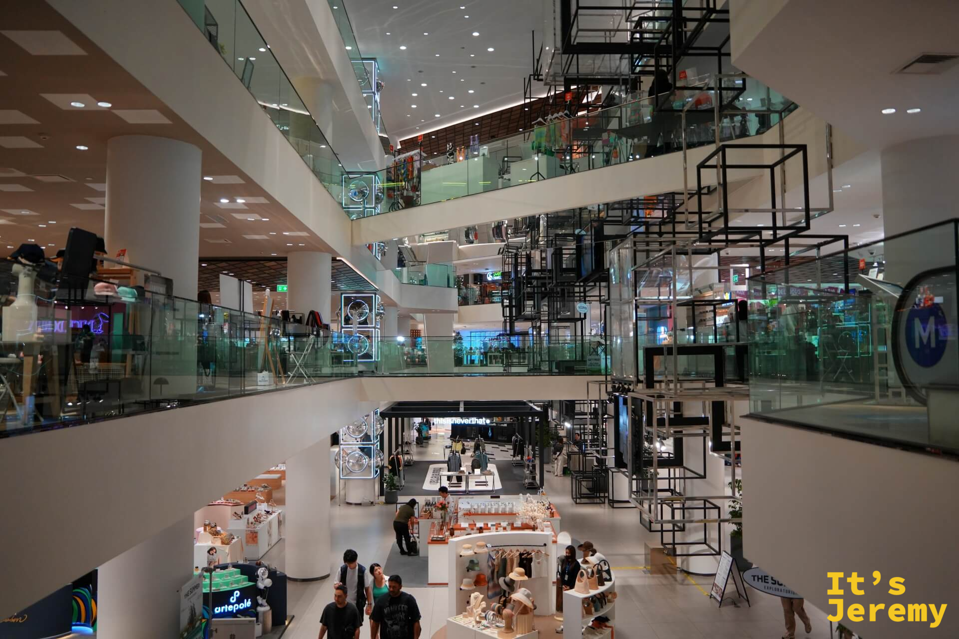 商場多層中庭往上仰視,每一層都有不同品牌店面,空間感在這個仰角下顯得很有分量