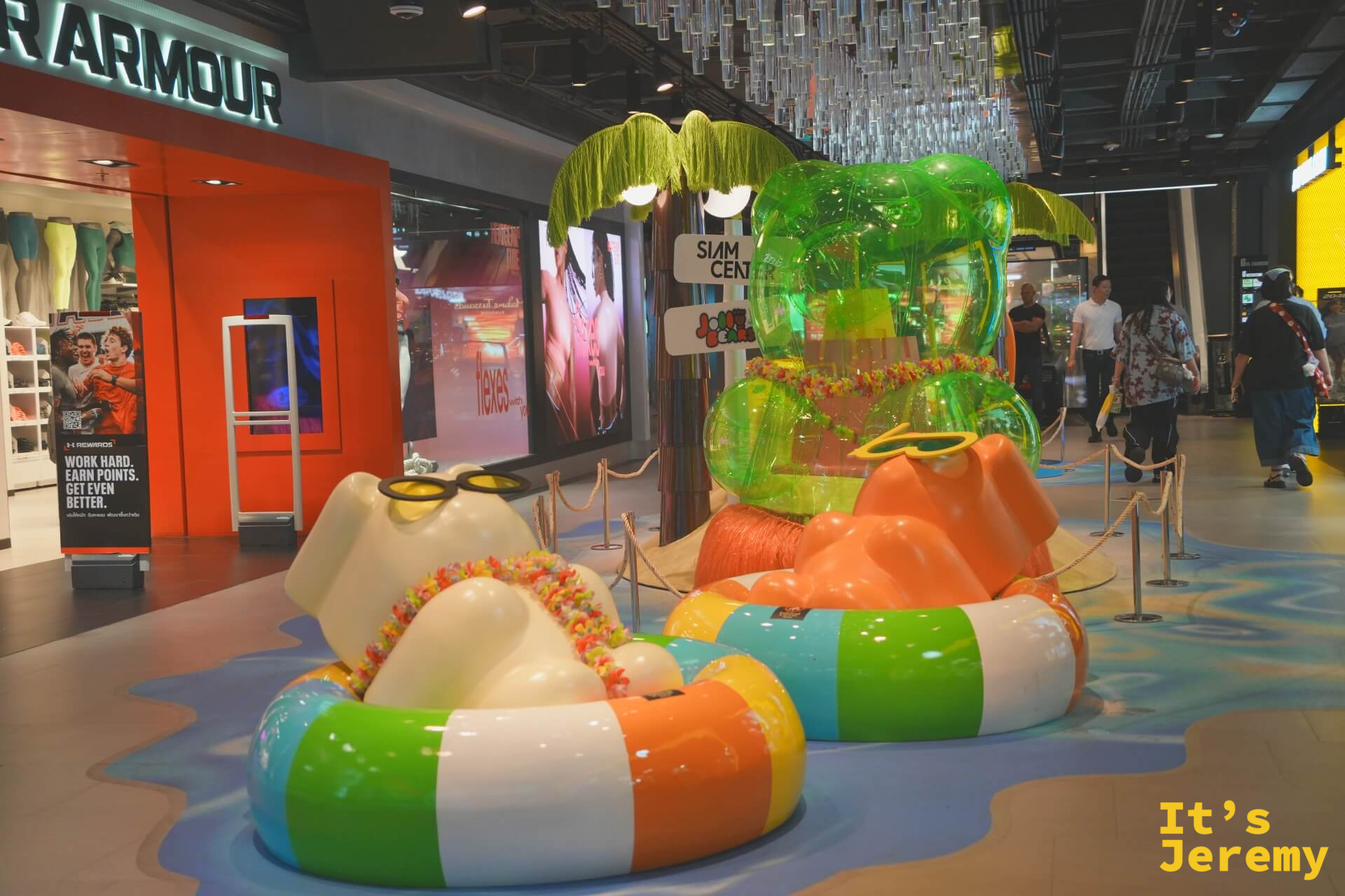 Siam Center「Jolly Bears Summer」裝置全景,透明果凍熊、椰子樹、沙灘椅、橙色熊,密度很高的夏日視覺場景