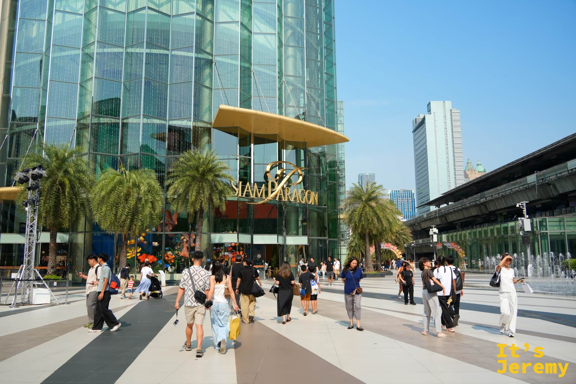 Siam Paragon 正面外觀,金色招牌在午後光線下非常顯眼,廣場上的人潮說明了這裡在曼谷的地標級別