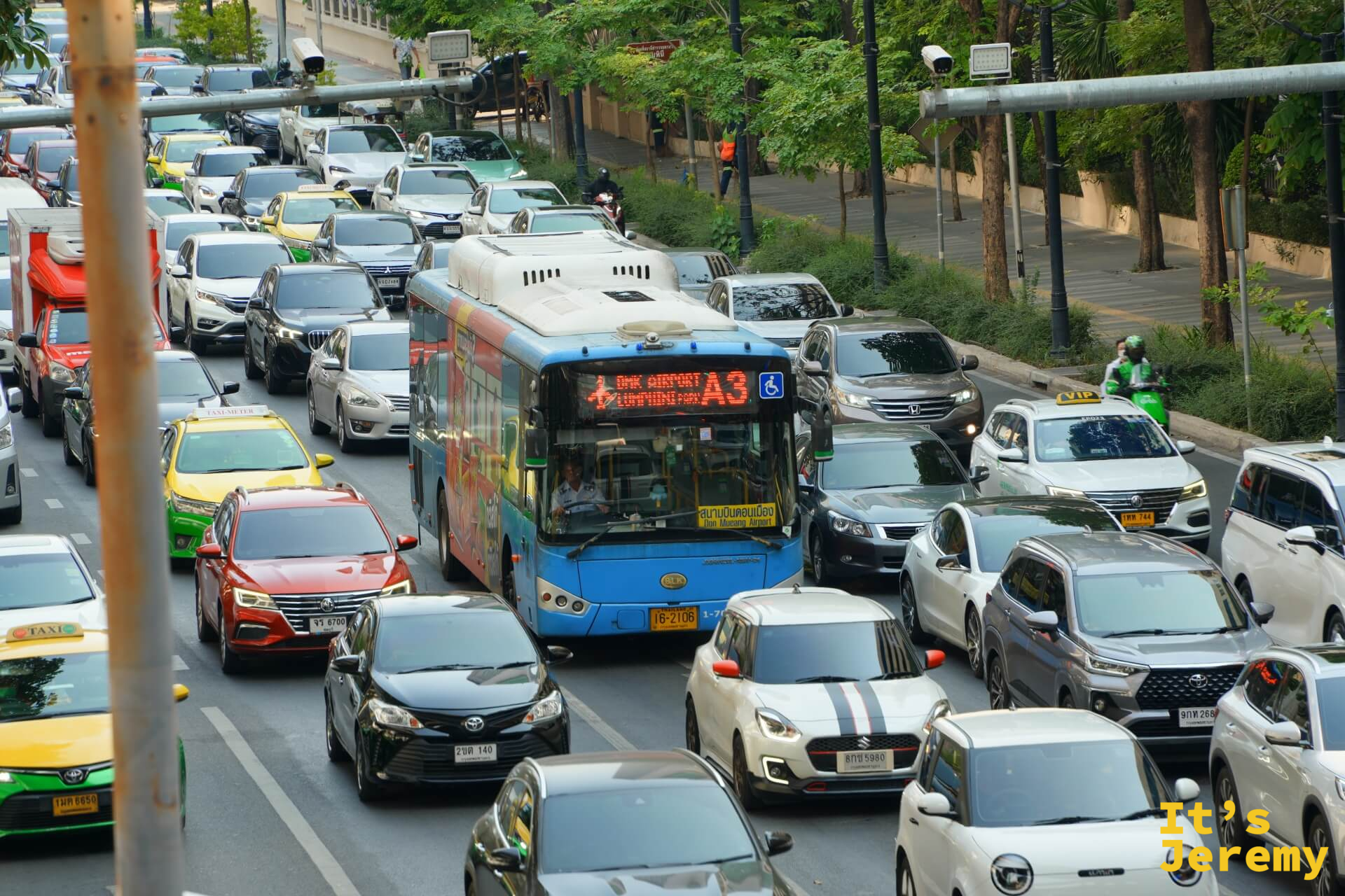 寬廣的路面完全塞死,包括一輛藍色 A3 公車動彈不得,這是曼谷堵車的教科書場景
