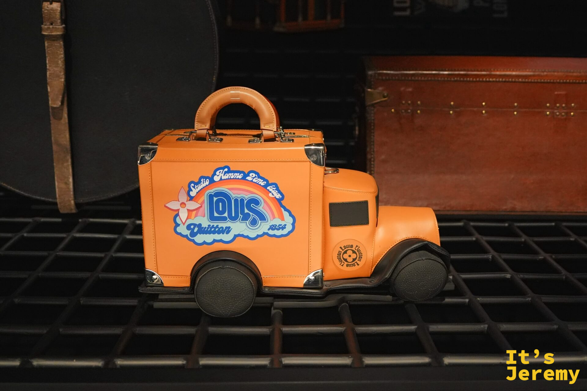 橘色 LV 小卡車造型訂製品，印有 Louis Vuitton 1854 字樣，Studio Homme Demi ligne 系列