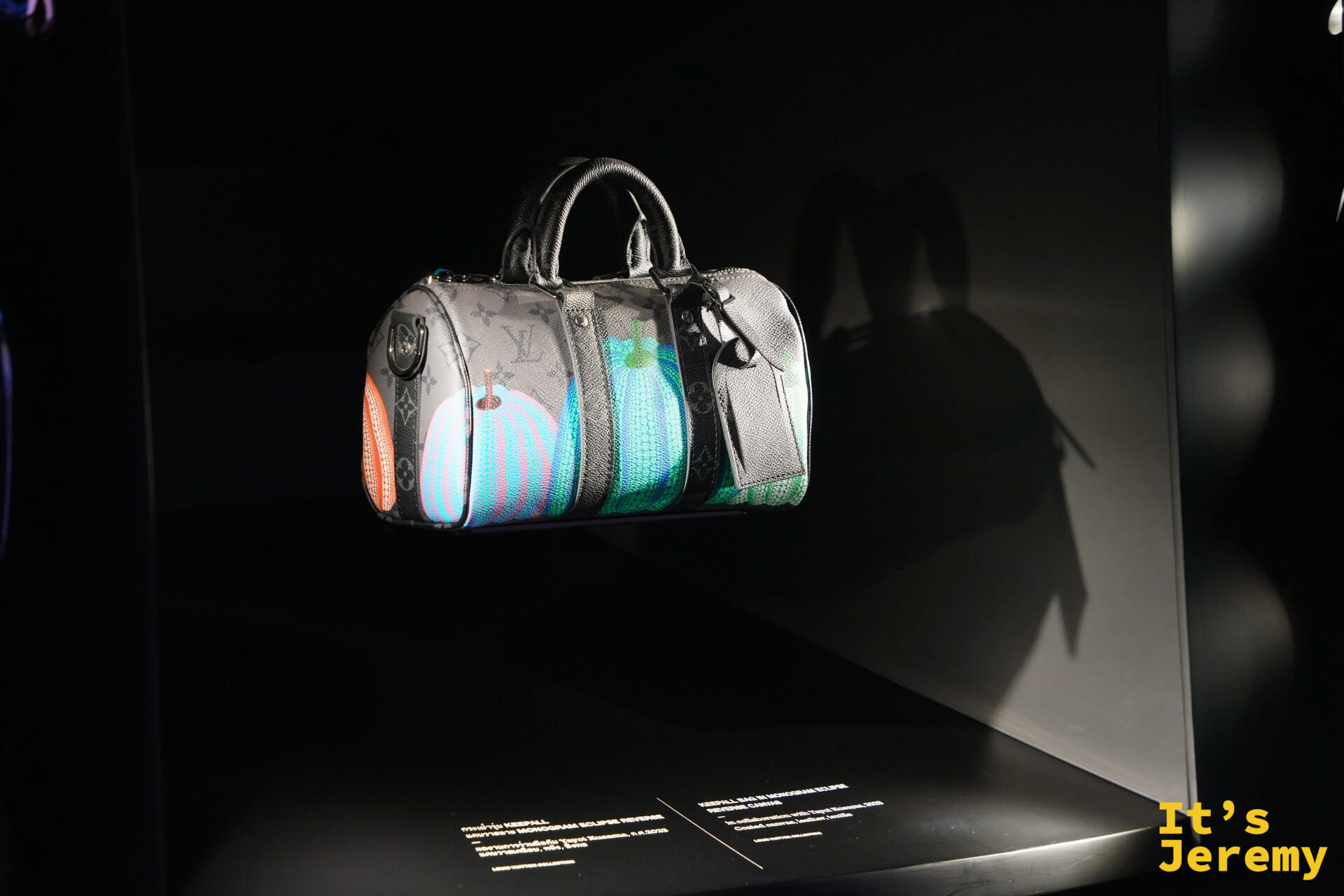 草間彌生聯名的 LV Keepall,南瓜圖案和點點紋佈滿整個包身,懸浮在展示台上,是這次展覽最讓人拍個不停的一件