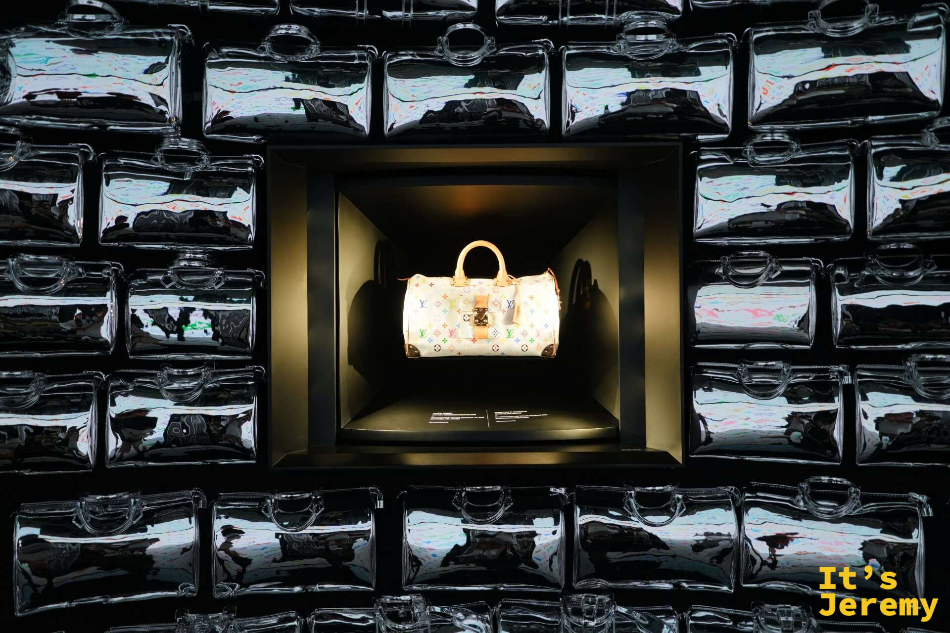 白色 Multicolor Monogram Speedy，展示於四面黑色鏡面空間，無限鏡像疊加充滿整個展間