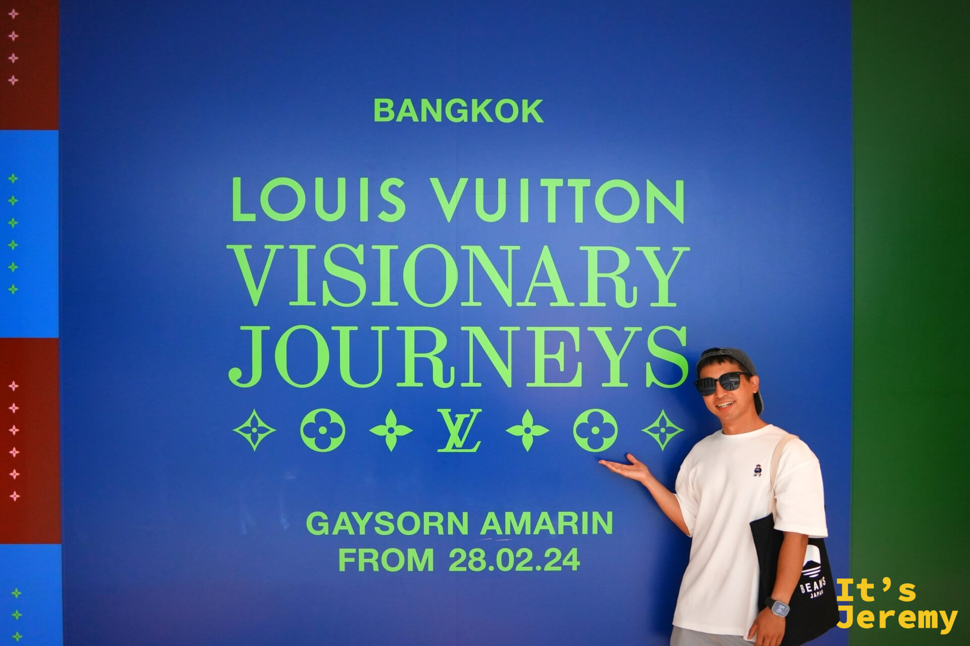 展覽戶外大型招牌，鮮藍底色搭配 LV 草綠字體，GAYSORN AMARIN FROM 28.02.24