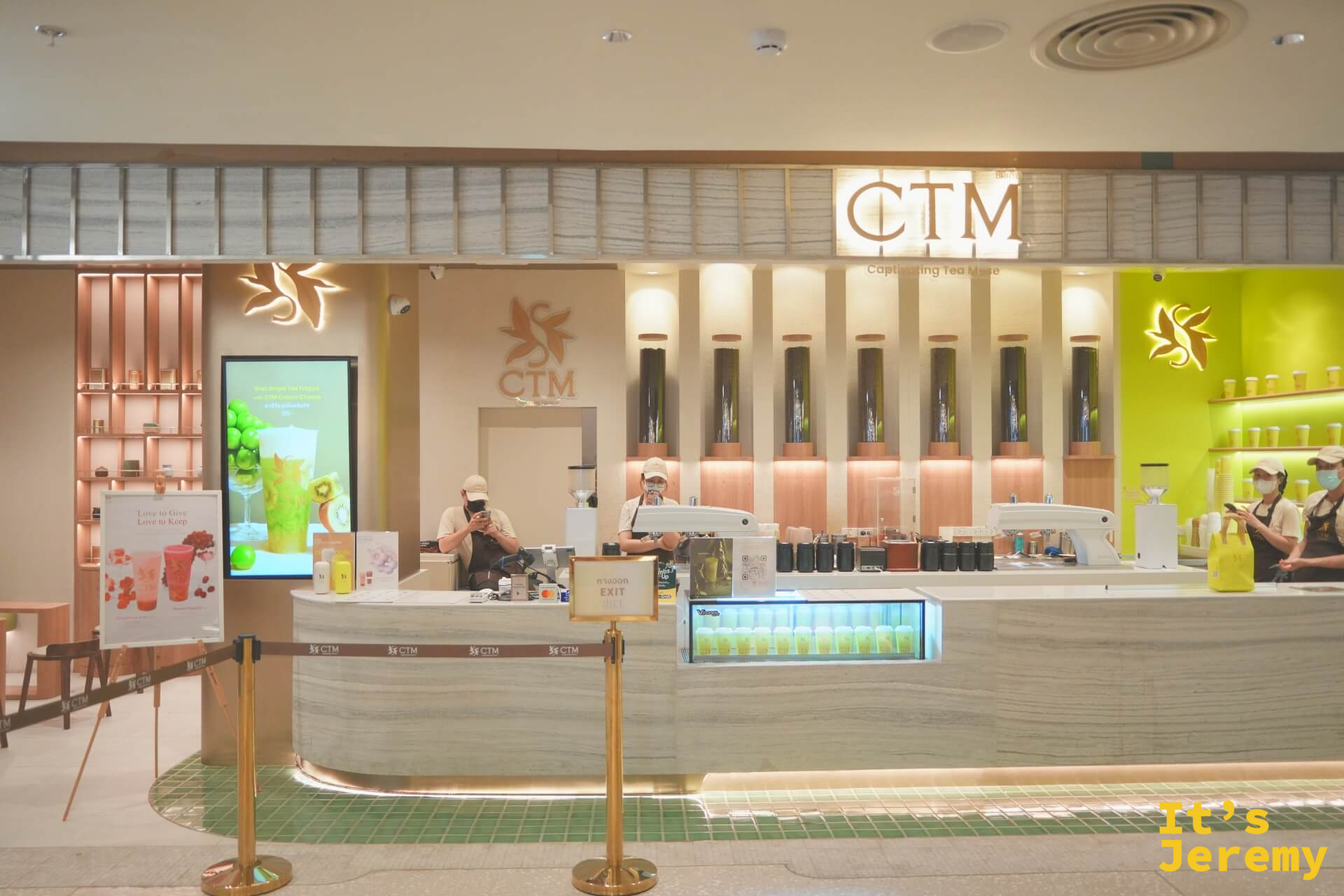 CTM Central Park 門市全景:左側暖橙米色調,右側電黃色展示牆