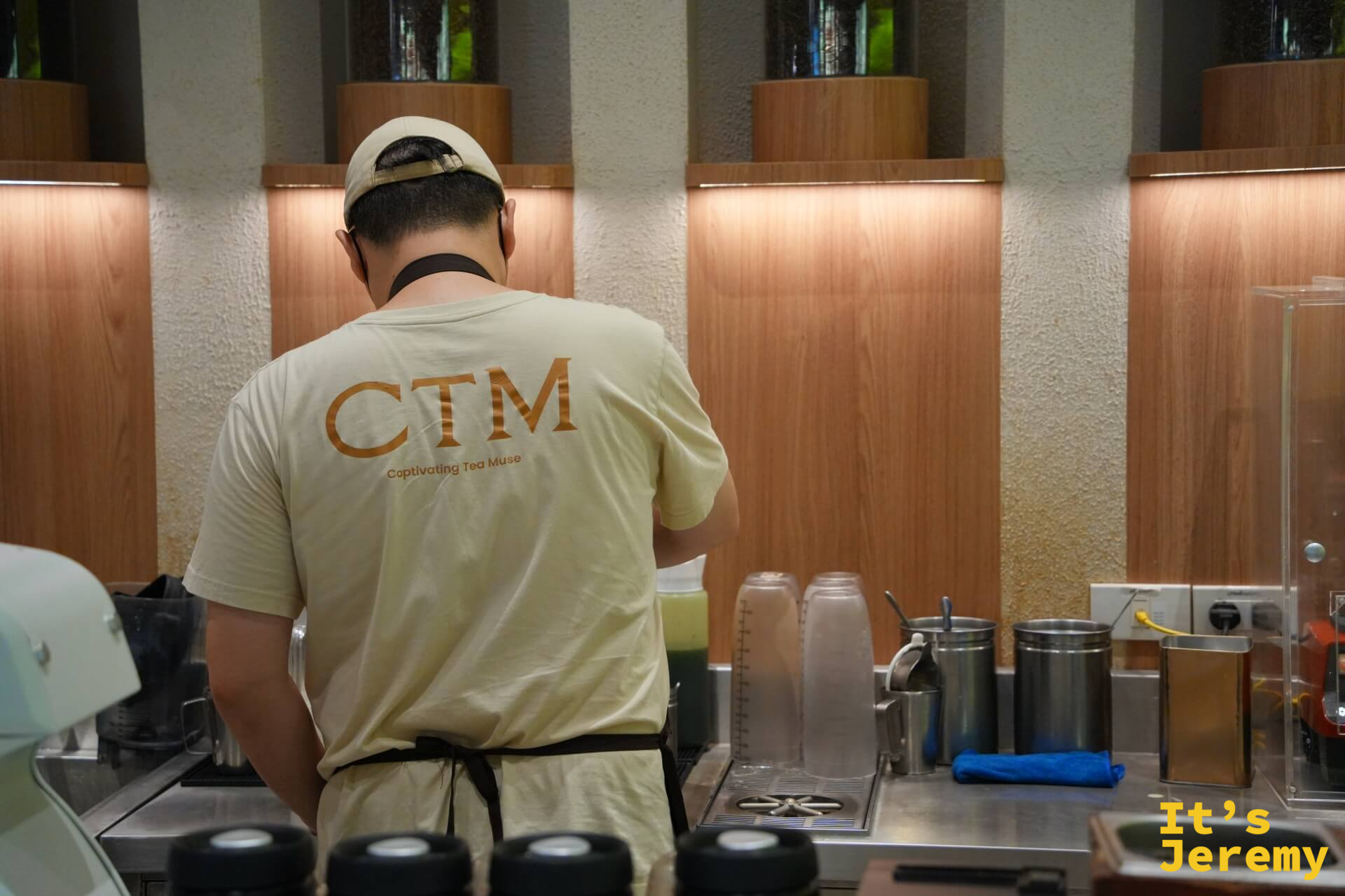 CTM 制服背面特寫,「CTM Captivating Tea Muse」字樣燙印在肩胛之間