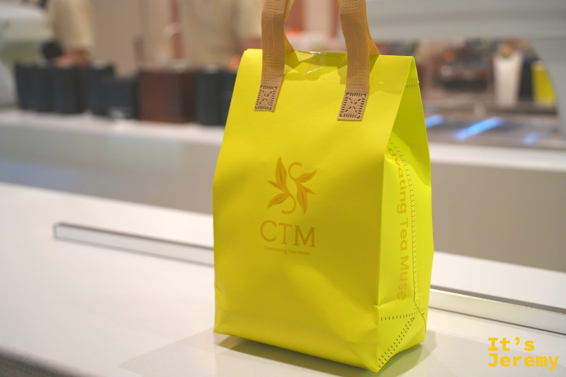 CTM 招牌電黃色提袋,品牌標誌清晰可見