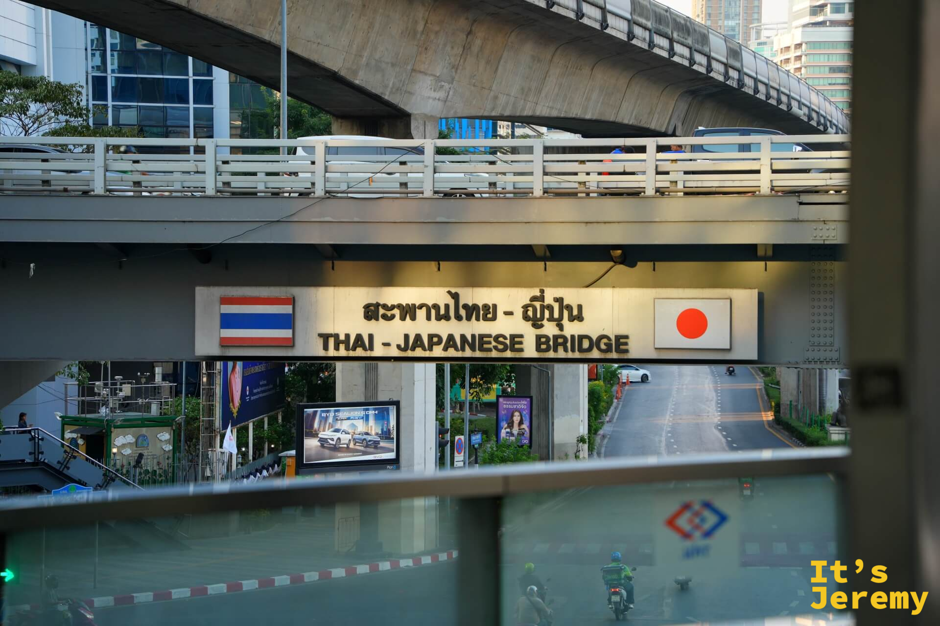 一座天橋上的「THAI-JAPANESE BRIDGE」標示,泰國和日本的國旗各掛一側,象徵兩國的外交情誼,走過的人大多沒有抬頭看,但停下來觀察一下,也挺有意思