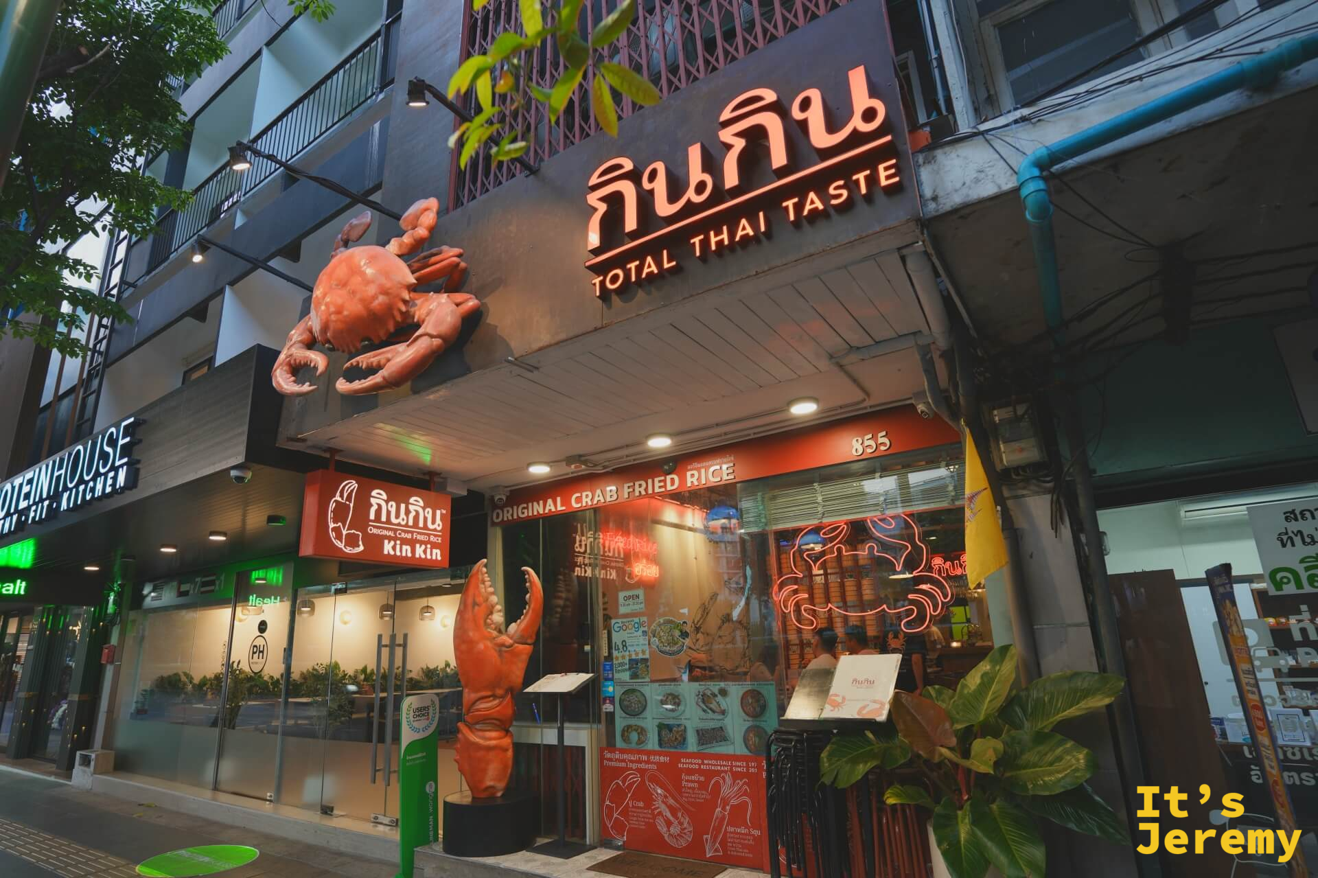 KINKIN 店門口的巨型螃蟹雕塑,鮮橘色配鉗爪上舉,視覺衝擊力十足,站在門口等人一眼就認得出來