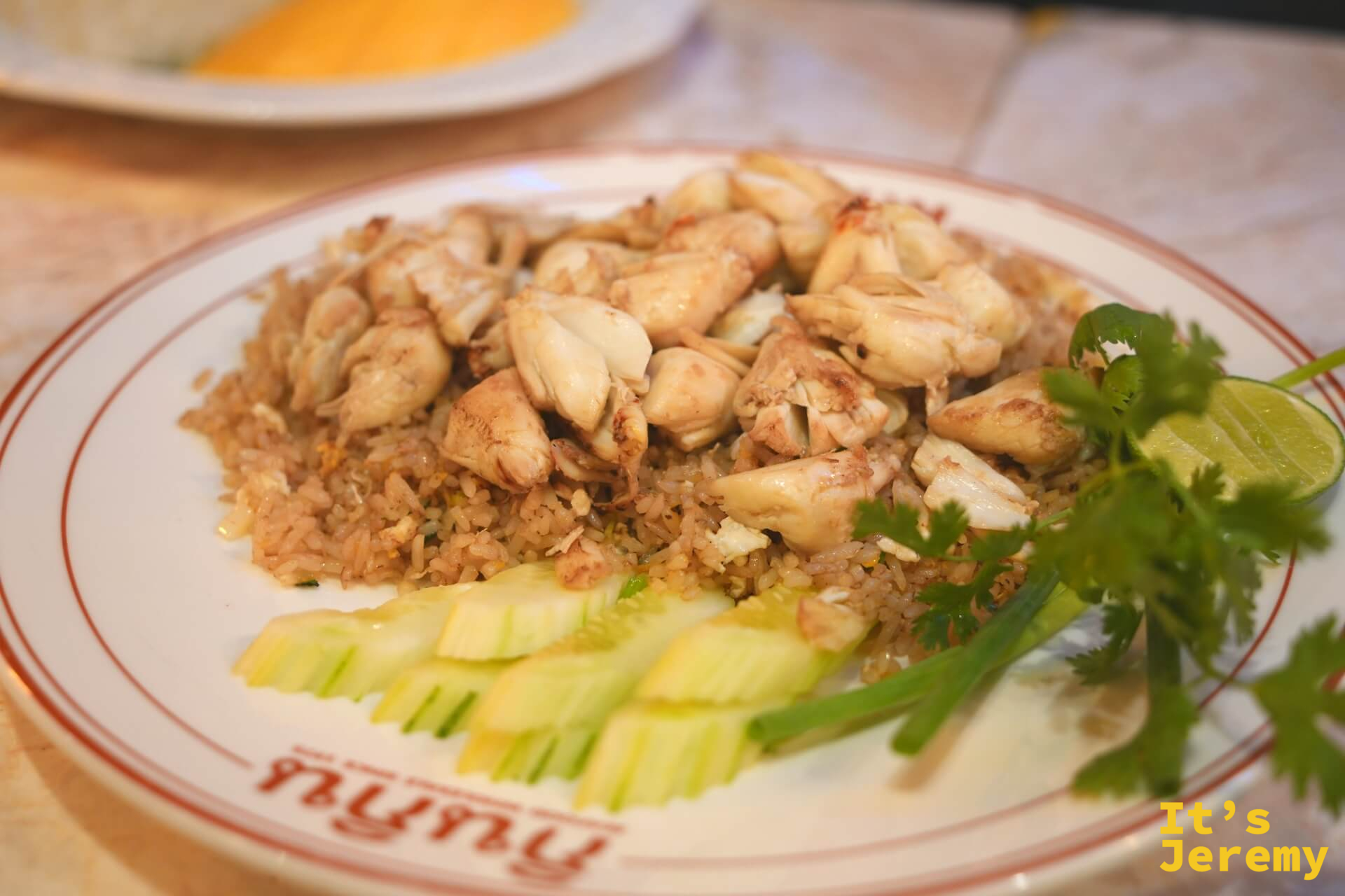 百萬富翁螃蟹炒飯特寫,飯粒炒得金黃鬆散,頂上鋪著大塊蟹肉,配色和口感都是這家店最能代表的一道