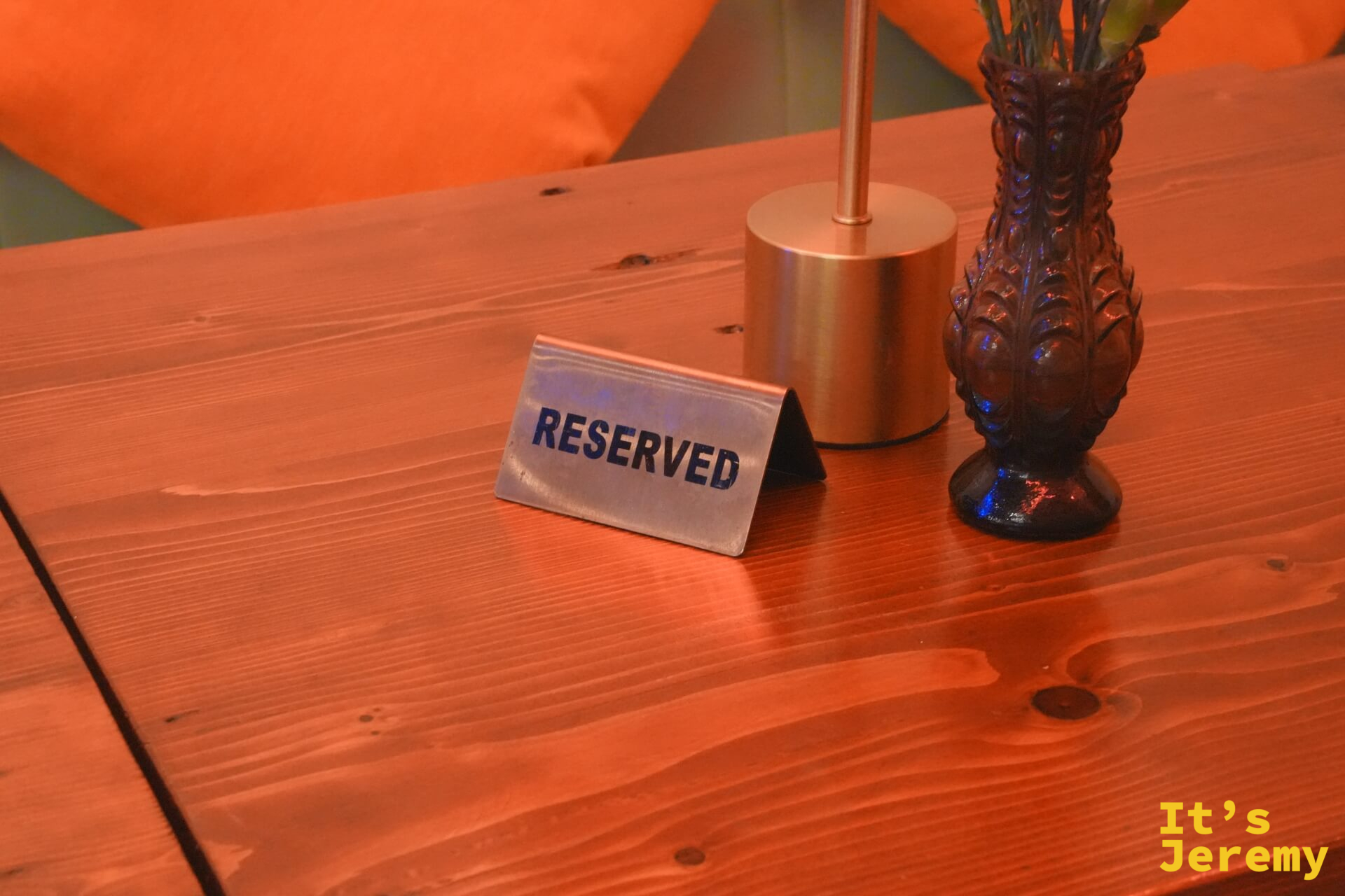 入夜後許多桌位都放著 RESERVED 牌，週末用餐尖峰時段建議提前預約