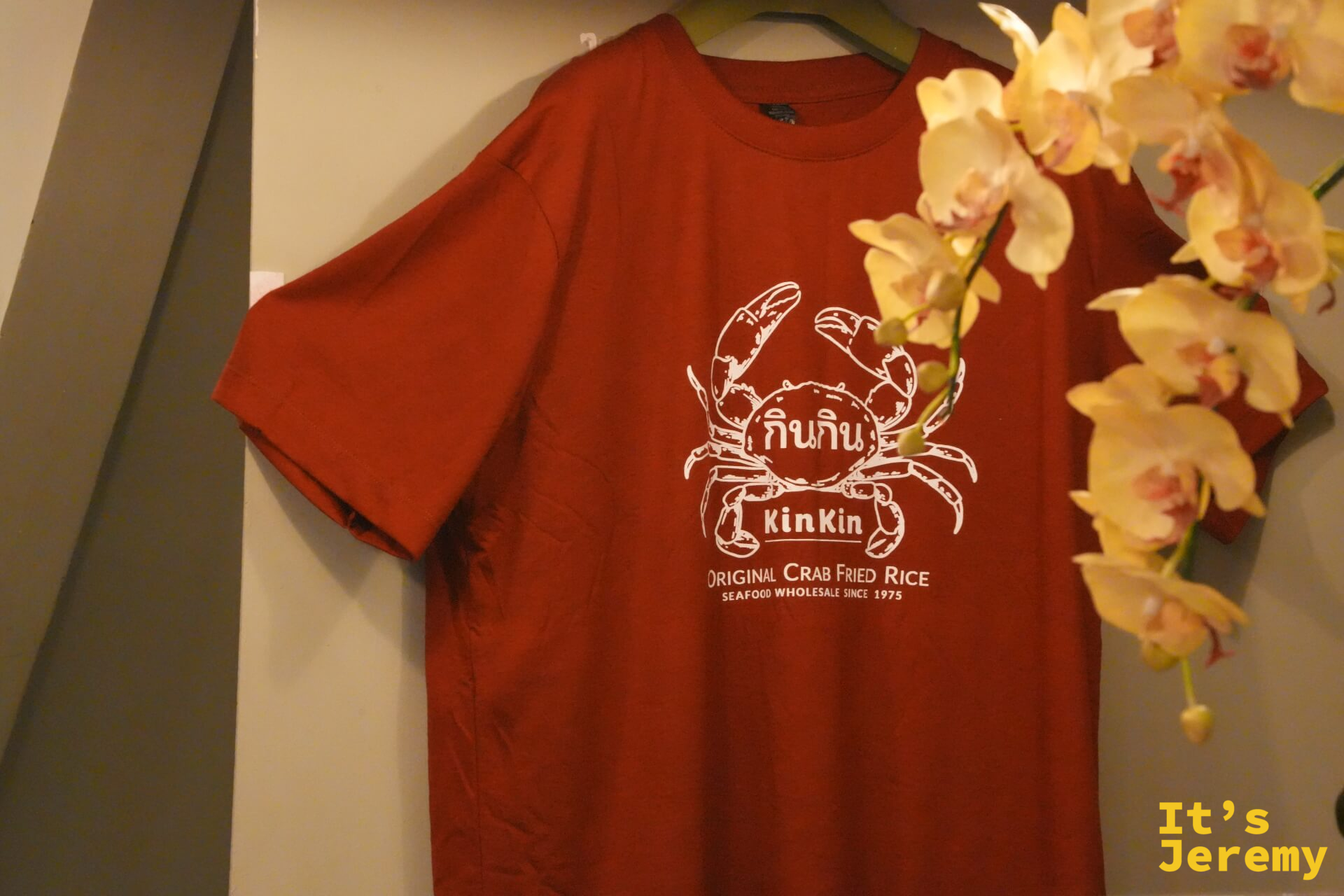 KINKIN 自家品牌 T-shirt，胸前螃蟹圖案印著「Seafood Wholesale Since 1975」，老字號把年資穿在身上