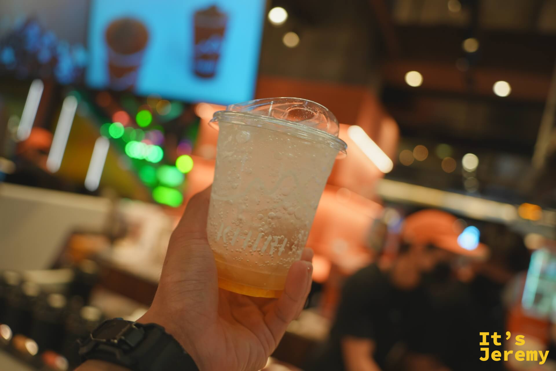 手持一杯 Yuzu Plum Fizz,幾乎透明的淡橘黃色,Emsphere 的商場燈光在背景暈開,是這天最清爽的一杯