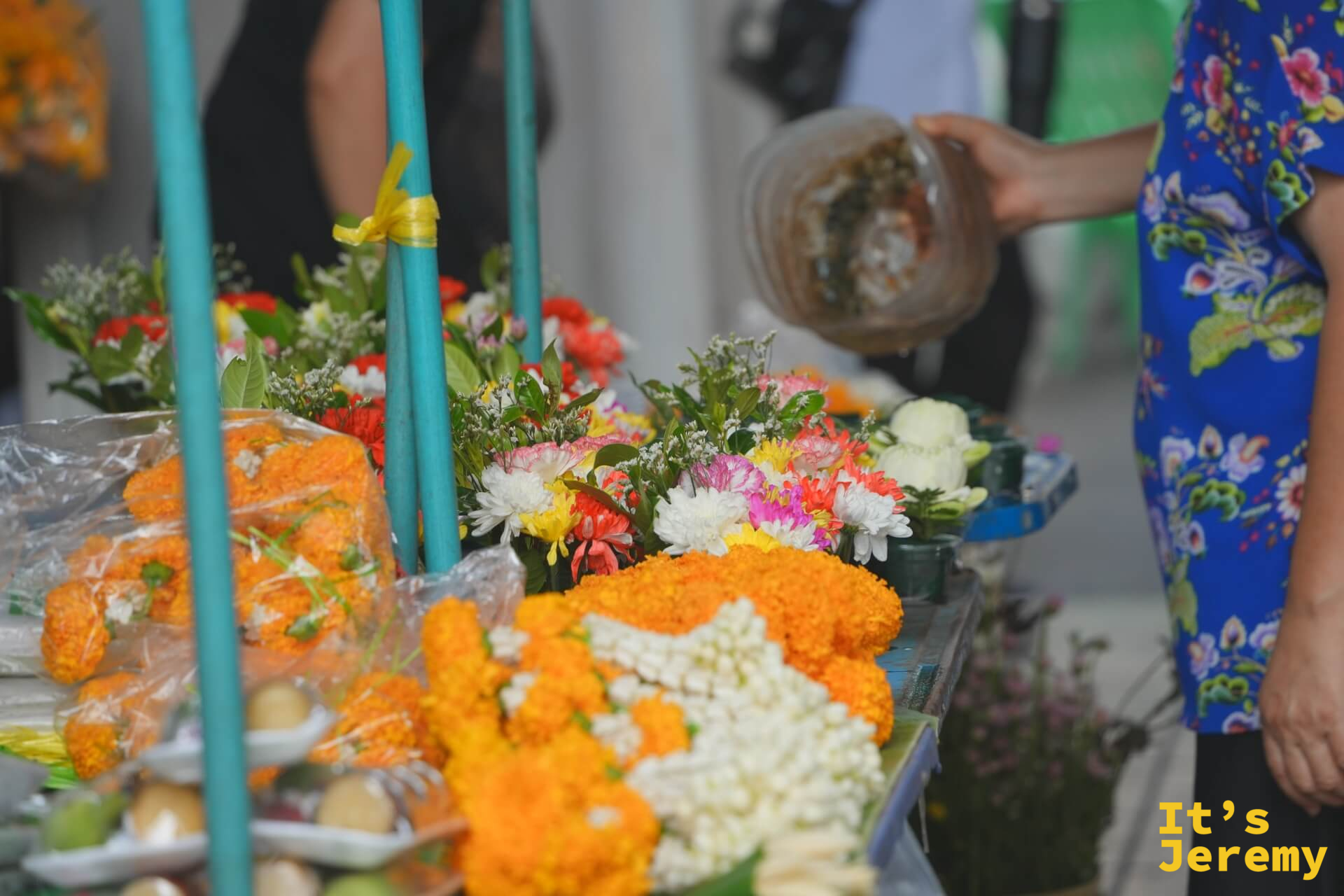 供神花攤特寫:萬壽菊、茉莉串、雜色切花密密排開
