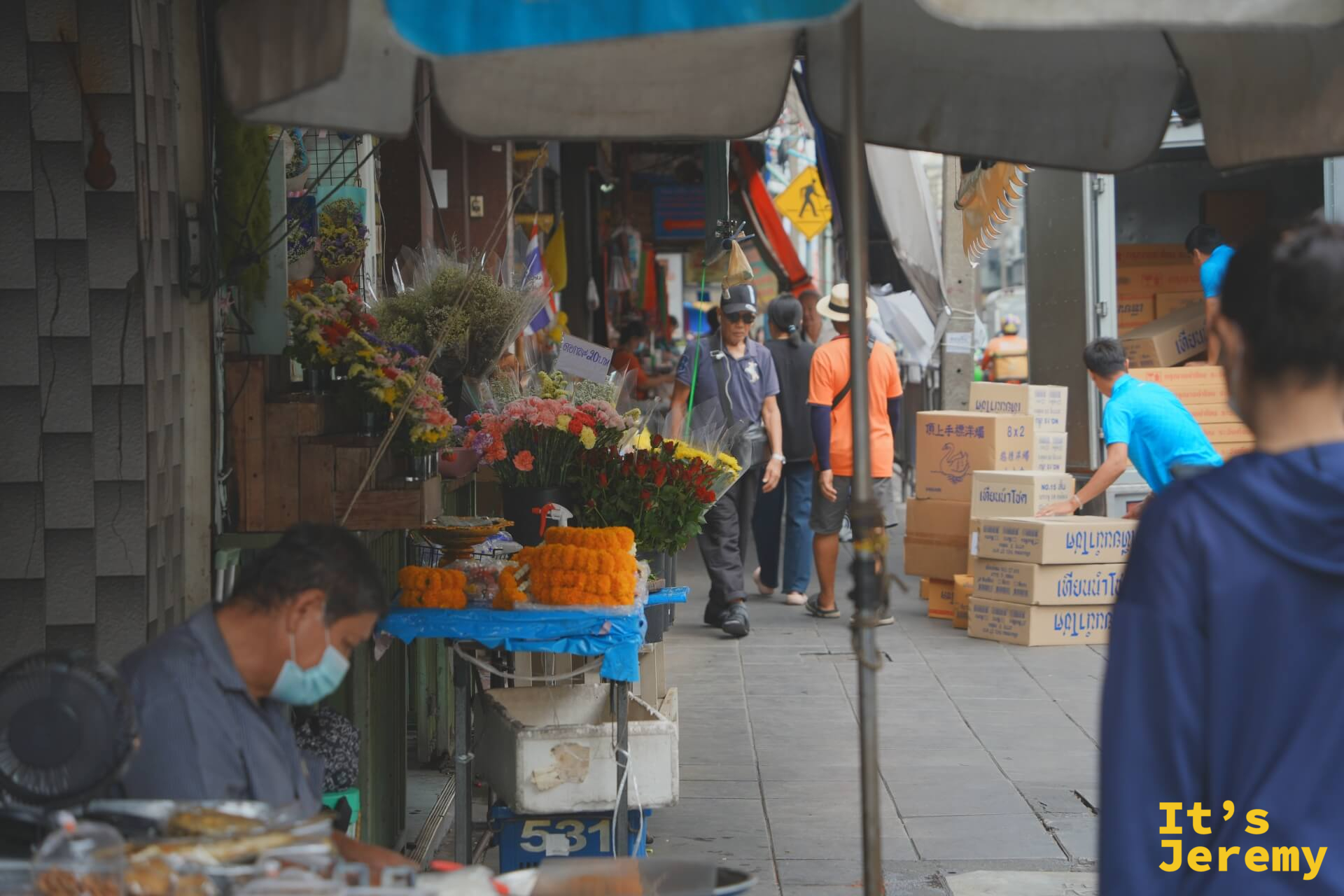 石龍軍路早市:花攤、搬箱工人、招牌,早晨的忙碌節奏