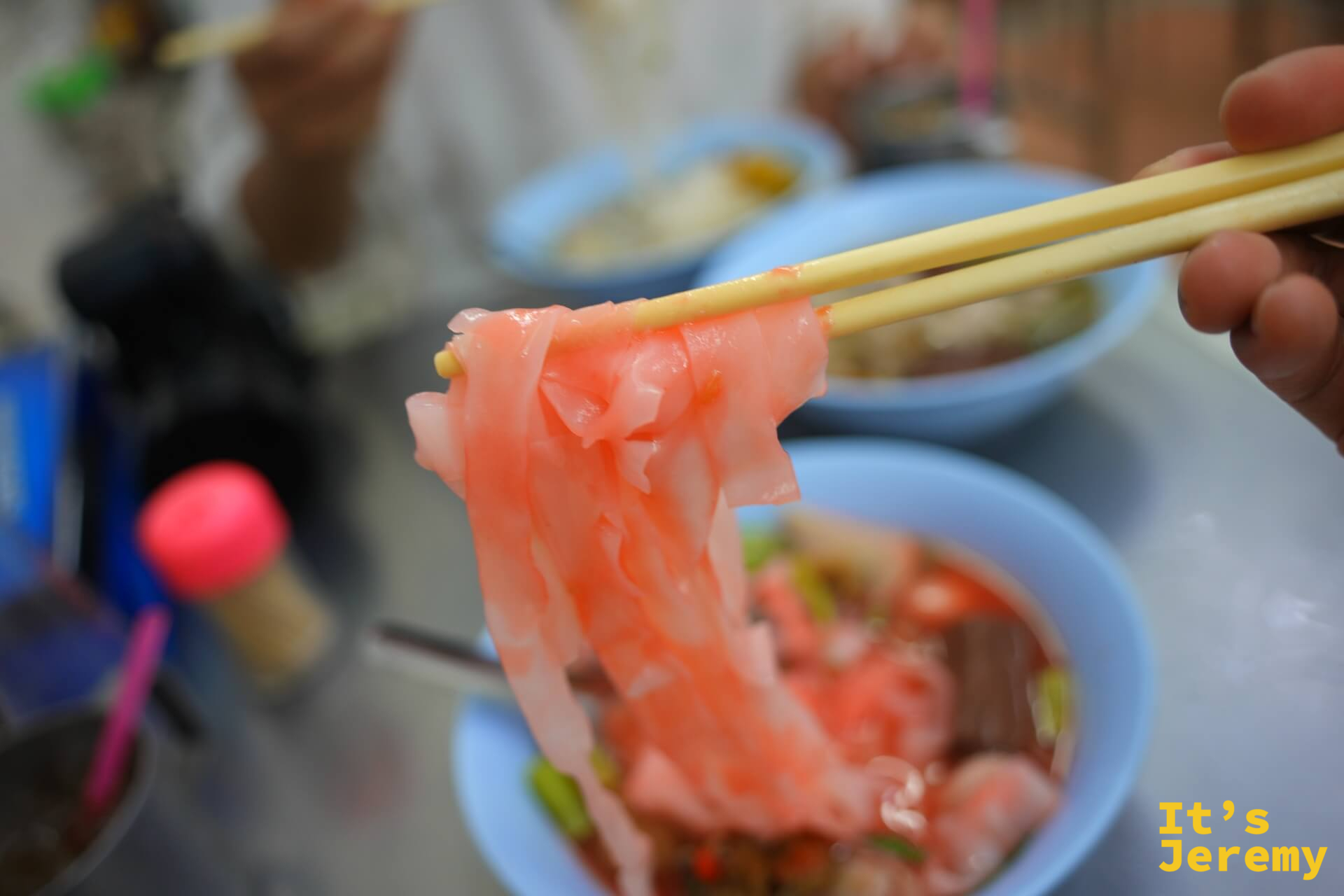 เย็นตาโฟ 粉紅色酸辣魚丸湯,配魚丸與豆腐