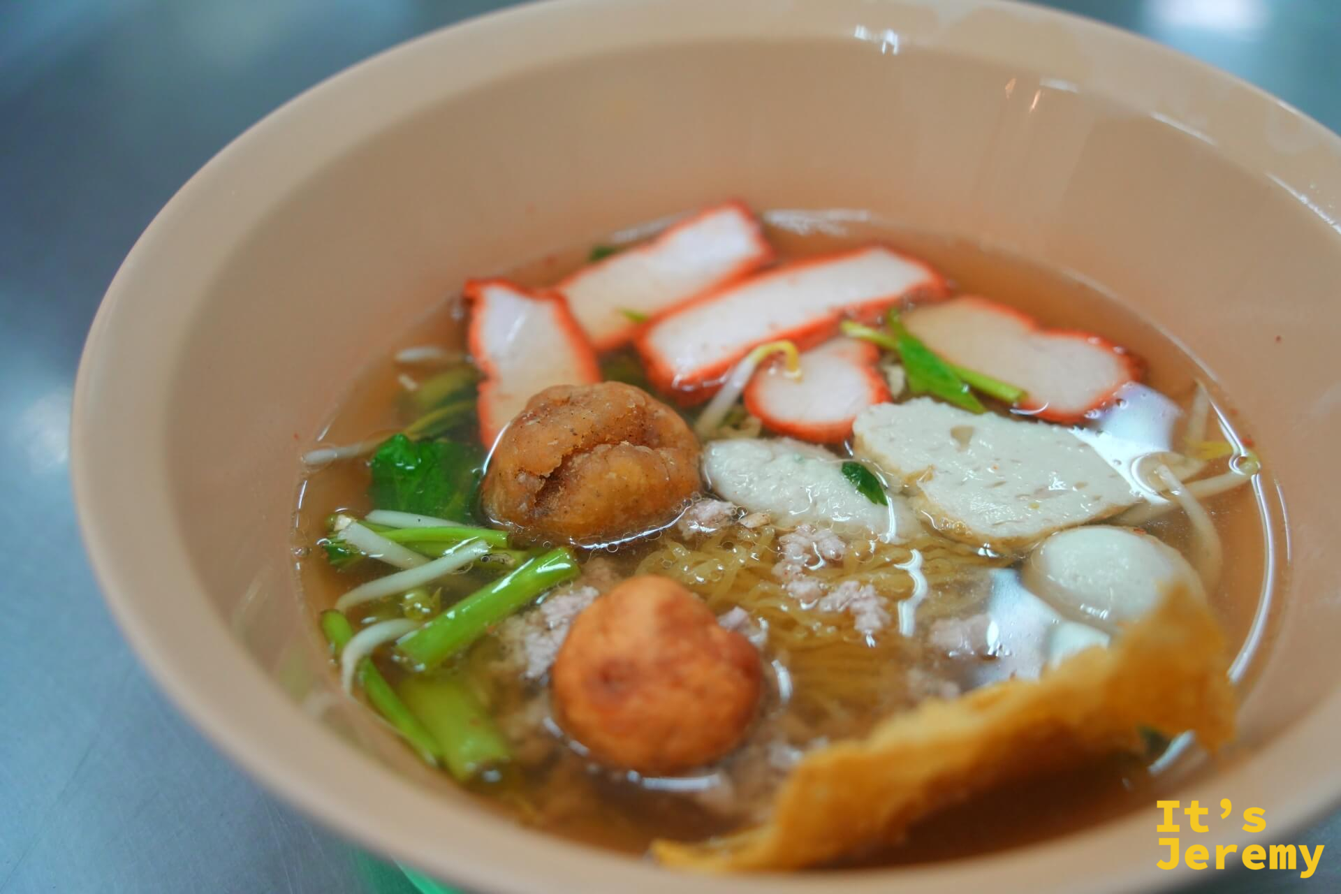 李姊潮州魚丸清湯米粉,魚丸四顆浮在清澈湯頭上