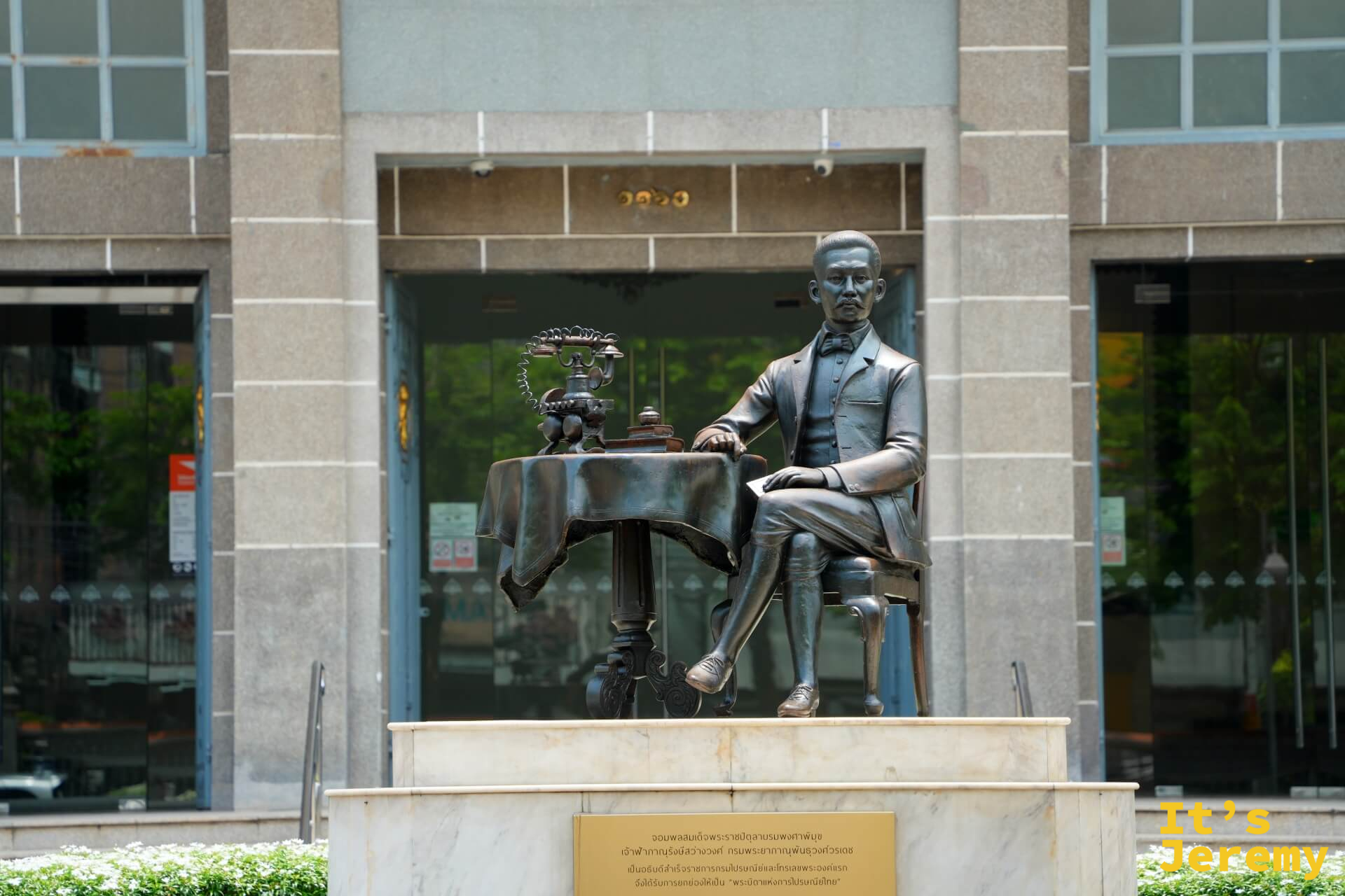 泰國郵政 Grand Postal Building 前的青銅坐像:身穿西裝的貴族,旁邊有書桌和燭台